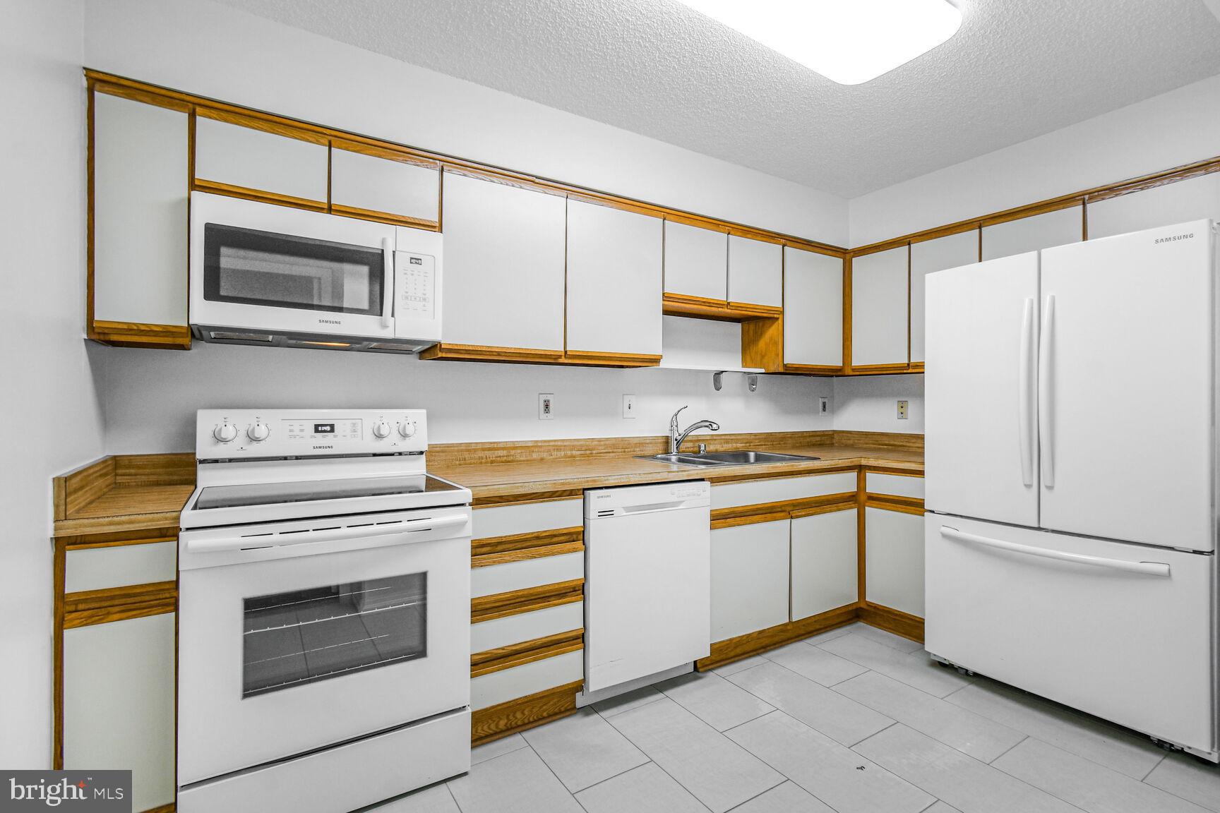 LEISURE WORLD - Residential