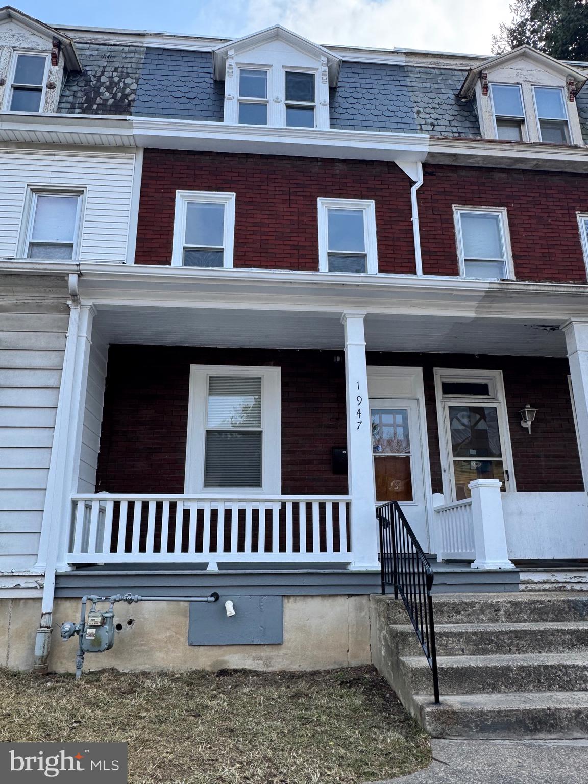 BACK ON MARKET!!  Good location and cute neighborhood!  Vacant!   Call your agent today to schedule a showing!