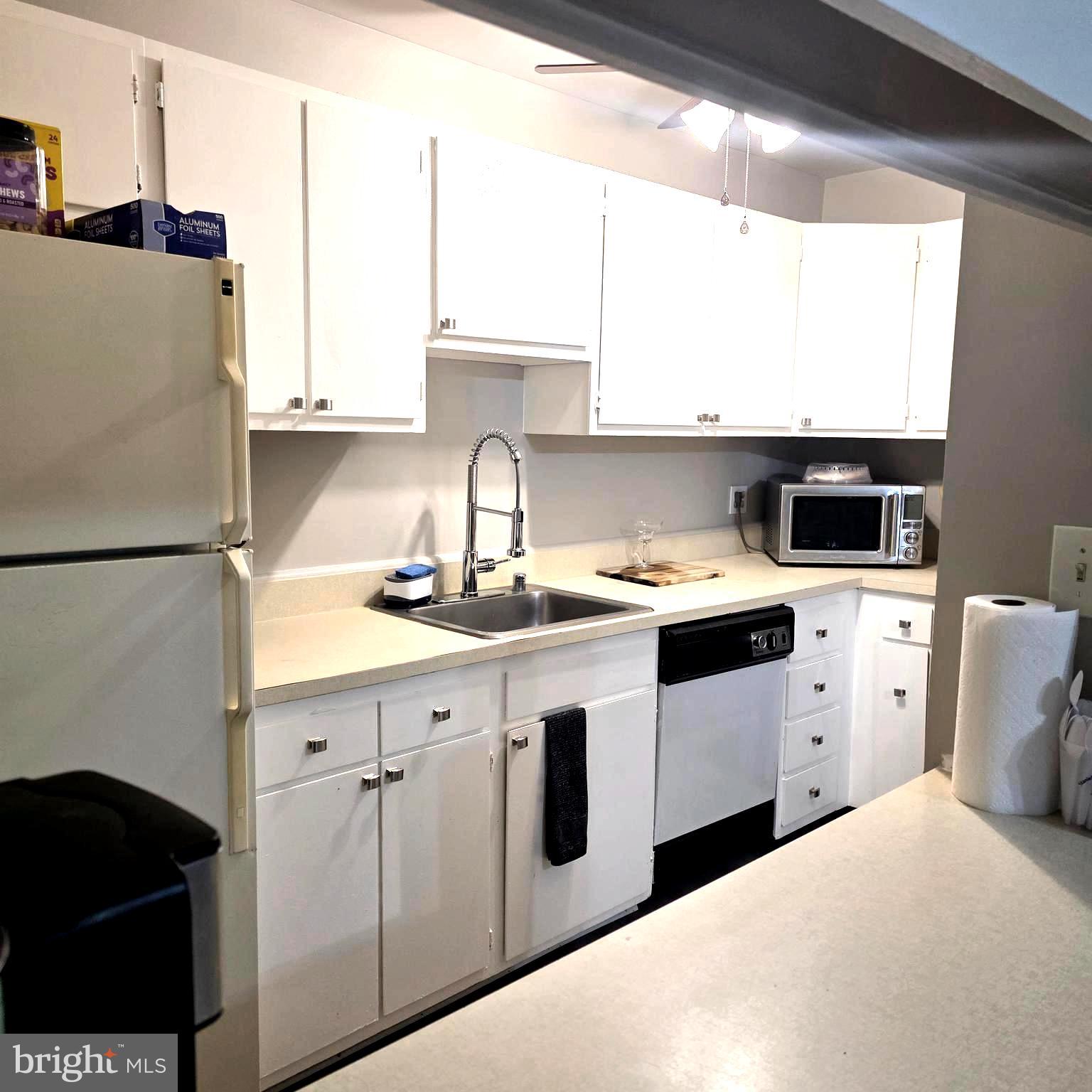 Welcome to this Top-floor condo featuring 3 bedrooms and 2 full baths. The kitchen includes a dishwasher, gas range, and refrigerator. The unit also comes equipped with a stackable washer and dryer, newer floors, and has been freshly painted throughout. Additionally, the bathrooms have been updated.
For convenience, there is a spacious storage room located in the hallway, as well as designated parking with plenty of extra parking available for guests. Each building is also equipped with security. The condo is located within walking distance of a shopping center and various restaurants.