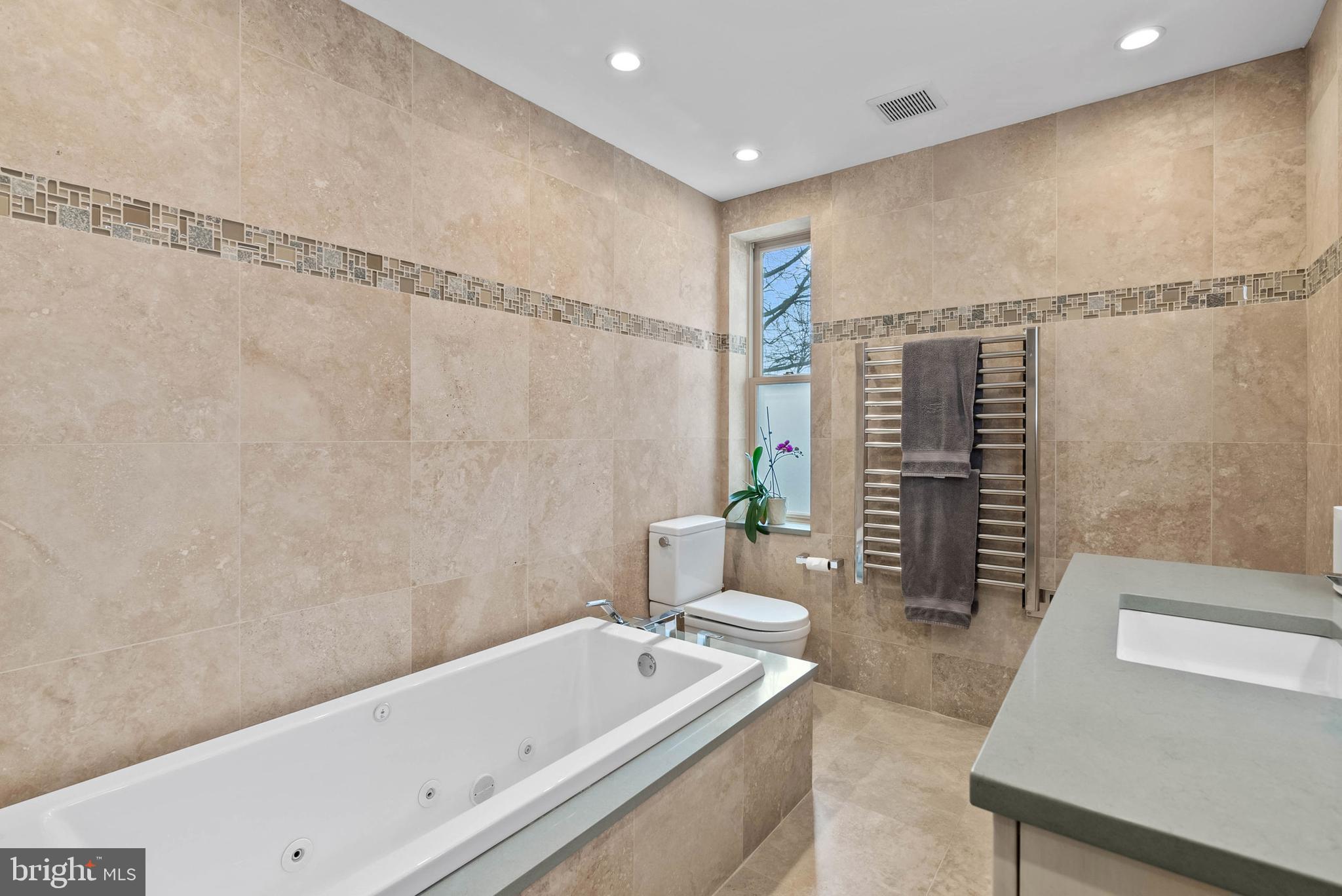 QUEEN VILLAGE - Residential