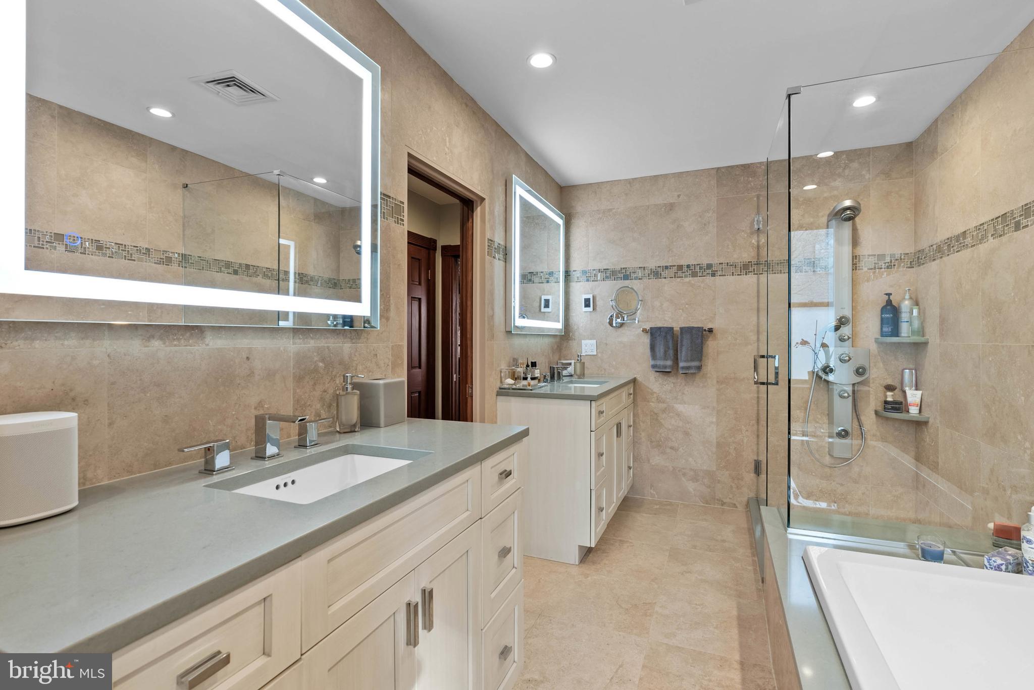 QUEEN VILLAGE - Residential