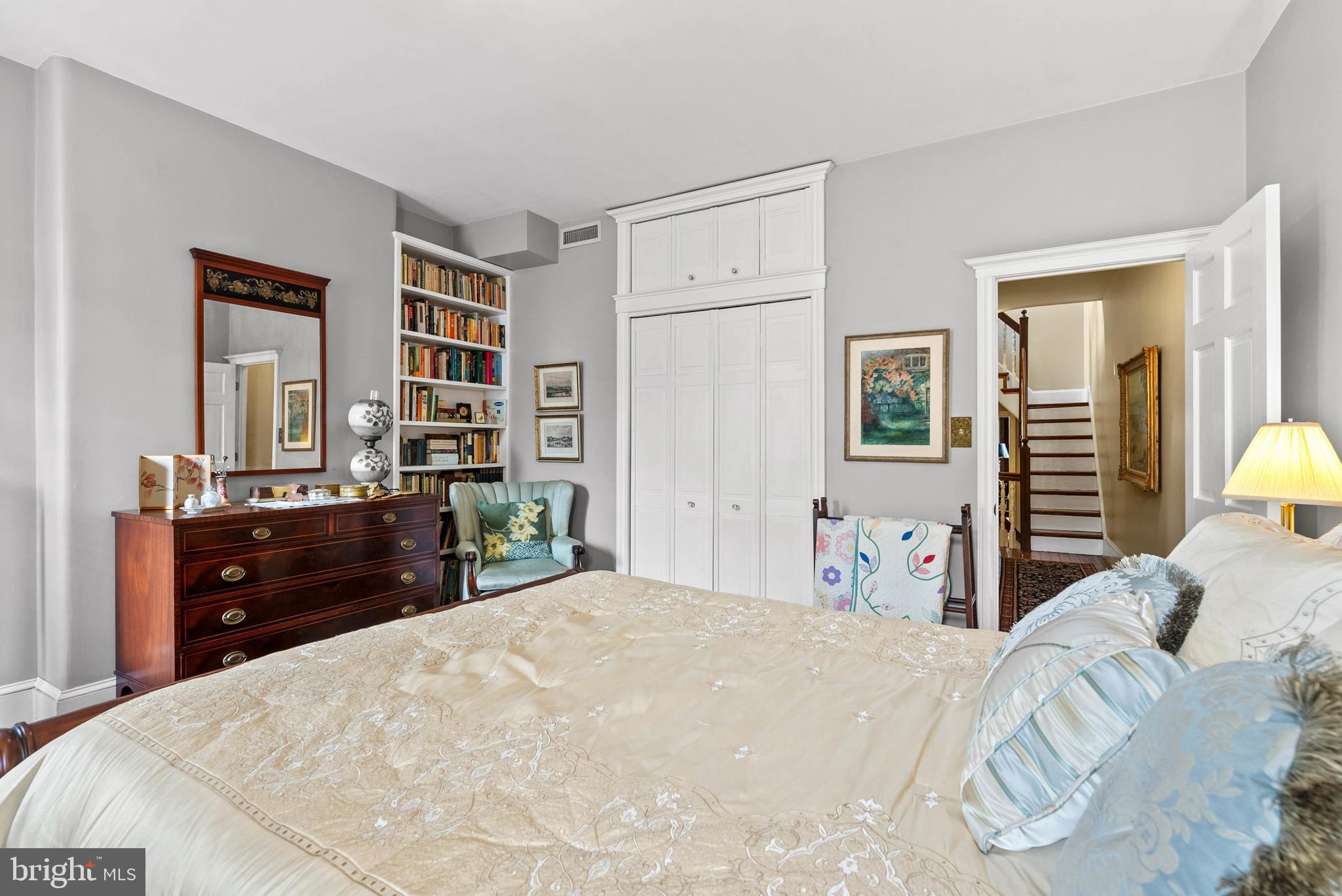 QUEEN VILLAGE - Residential