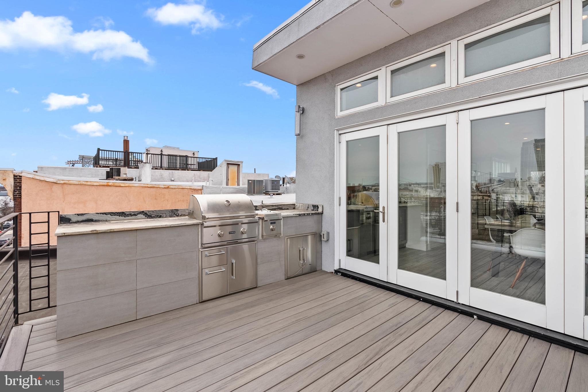QUEEN VILLAGE - Residential