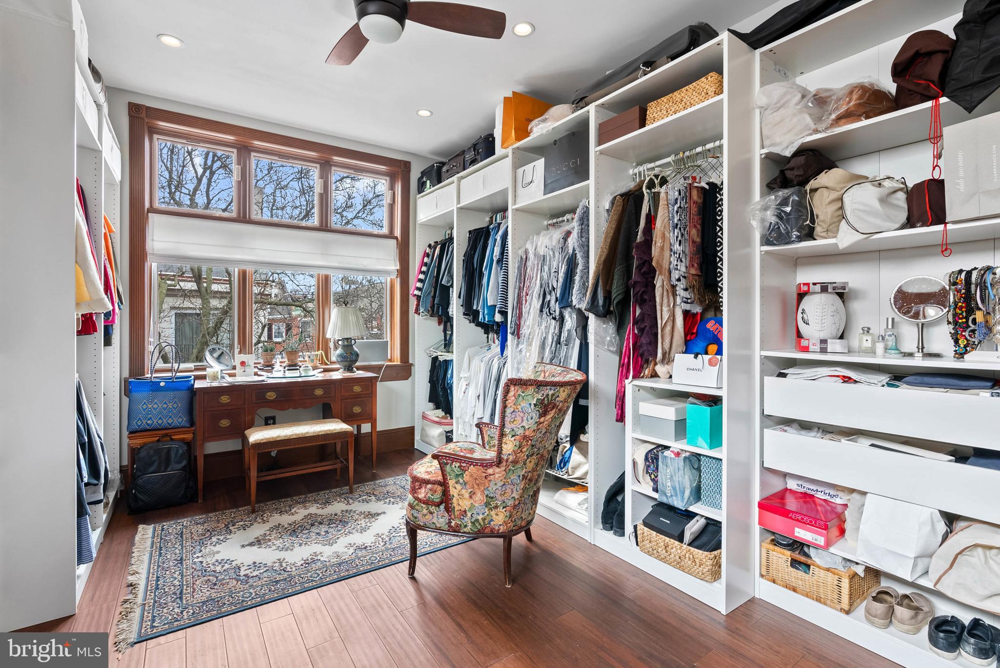 QUEEN VILLAGE - Residential
