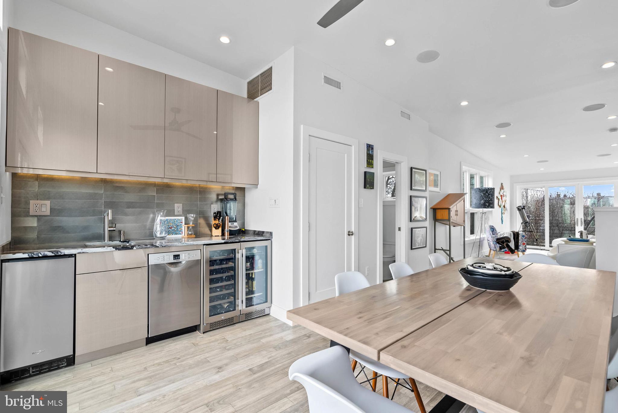 QUEEN VILLAGE - Residential