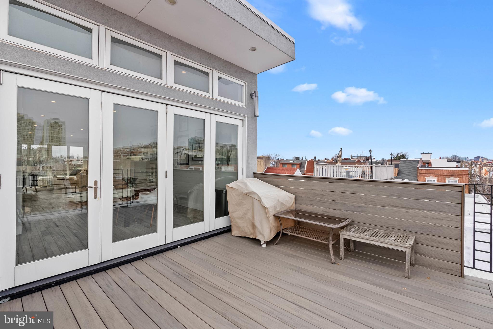 QUEEN VILLAGE - Residential