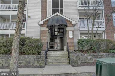 Immaculate 1BR/1BA top floor condo. 1 assigned parking spot. Fresh paint! Living room & dining rm combo w/wood burning fireplace. Private balcony w/storage. Bright & white kitchen w/breakfast bar. Master bedroom w/large walk-in & vaulted ceiling. New HVAC & Hot water. Laundry rm. Great Fountains at McLean amenities incl fitness rm, party rm, outdoor pool & more! Close to Metro!