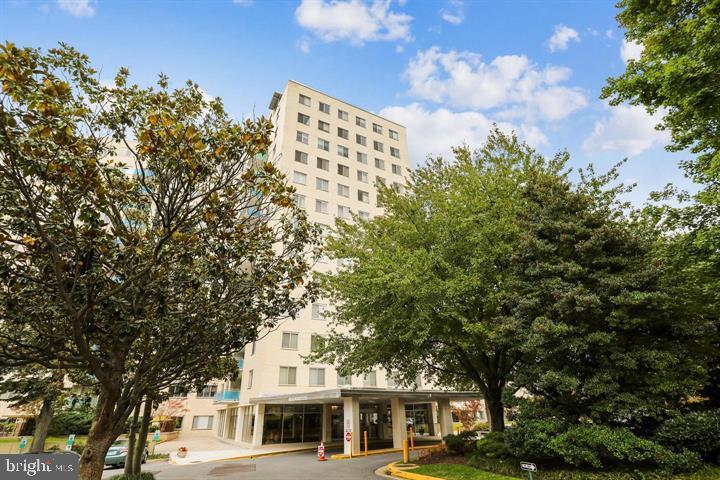 FIRST OPEN HOUSE MAY 31. 1-3 PM. SELLERS ARE MOTIVATED!!!!
Fantastic location with ALL utilities included in the condo fee! This beautifully updated one-bedroom condo is just minutes from the GROSVENOR METRO, making commuting to NIH, downtown Bethesda, and DC incredibly convenient.  Filled with natural afternoon sunlight, this light and bright unit features neutral décor, gleaming wood floors, and large windows throughout. The RENOVATED KITCHEN offers white cabinetry, granite countertops, and stainless steel appliances including a gas range, built-in microwave, dishwasher, and refrigerator with water/ice dispenser. The bathroom has also been tastefully updated.
The spacious living and dining area flows perfectly for everyday living and entertaining. The bedroom includes a ceiling fan and excellent closet space. The unit includes a large walk-in closet with shelving plus additional cloest.  This move-in ready condo combines comfort, convenience, and value in an unbeatable location!        Building amenities: 24 hour front desk, pool, walking path, fitness room,  complex has on site grocery store, & roof top terrace. Plenty of Parking too!!!  CATS ALLOWED!!!!