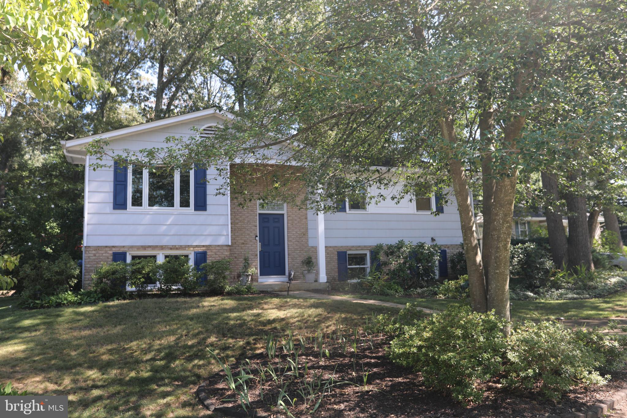 Do not miss out on a rare opportunity to own a great Severna Park home situated in the Water Oriented Community of Whitehurst. The perfect home for entertaining guests. 
Offering a large custom master suite, large custom kitchen layout with skylights, island, custom pantry.




The Whitehurst Community offers a private Clubhouse, marina, pool, basketball Court and more.