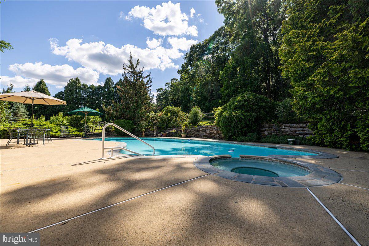 HUNTERS CROSSING - Residential
