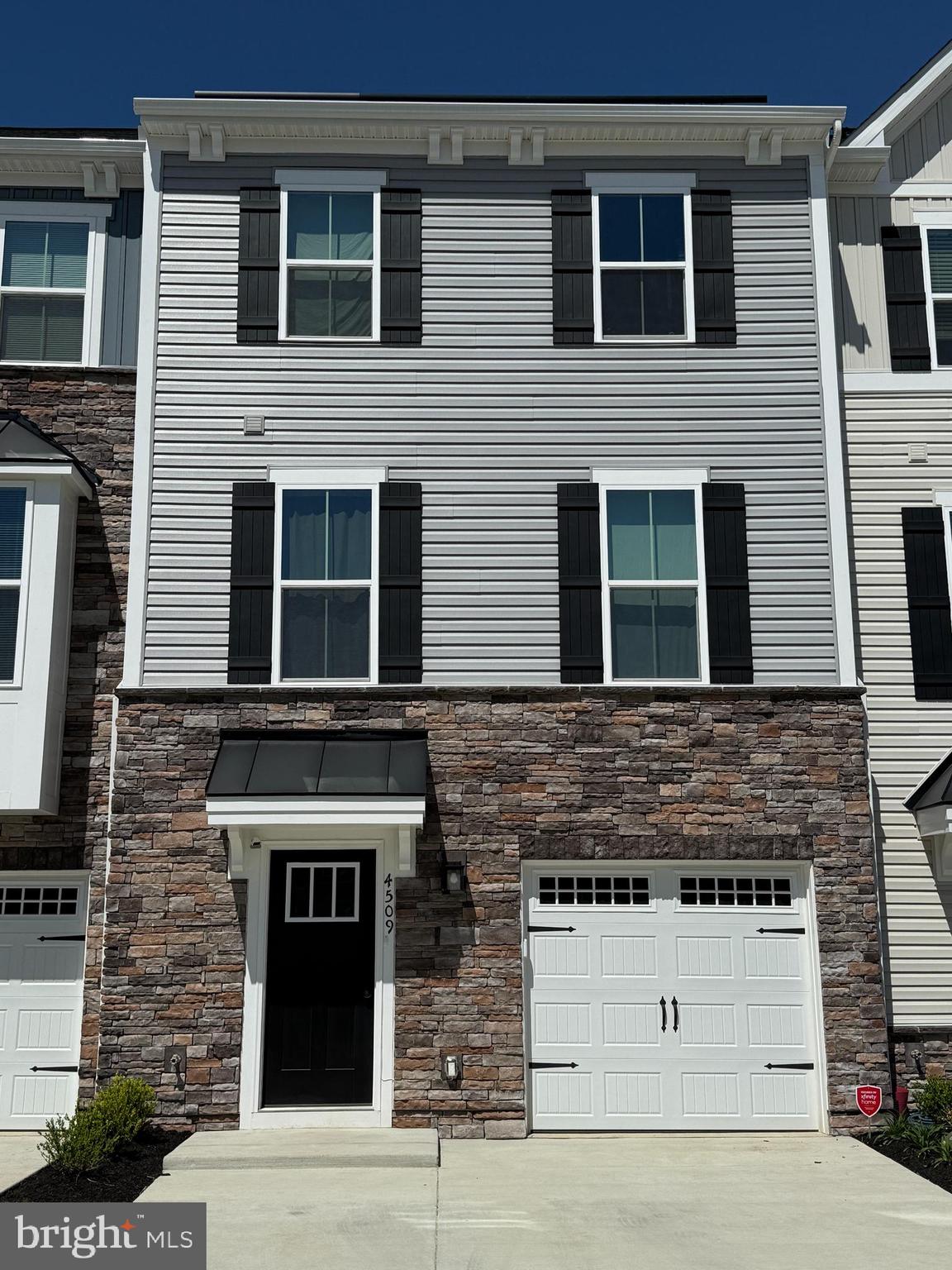 Beautiful Middle Unit Townhouse in desirable Alexandria Crossing Community, Fredericksburg, VA . This Unit has 3 Bedrooms with 2.5 Baths. 1 Car front entry garage. Main level entry into recreation room . Upper level with Family, Dining, Kitchen and Half Bath. Upstairs 3 Bedrooms, 2 Baths. Centrally located to shopping, several restaurants’ options, Minutes away to I-95 and and Route 1 and Route 17. AVAILABLE TO RENT FROM 5/1/2025. Utilities included