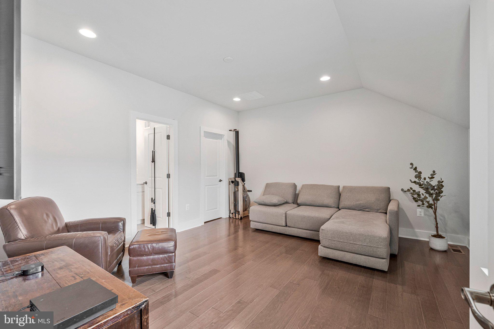 THE RETREAT AT WESTFIELDS - Residential