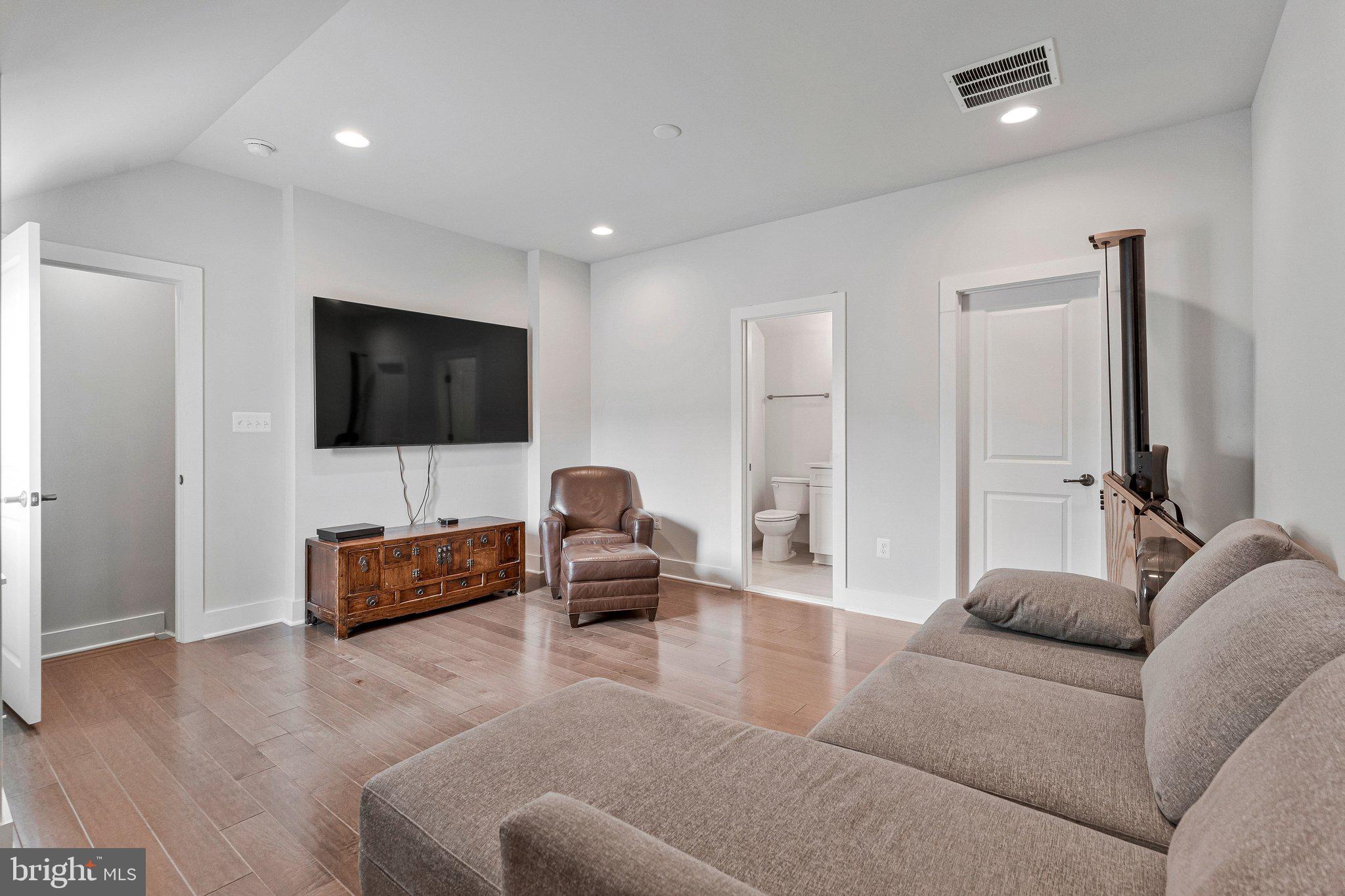 THE RETREAT AT WESTFIELDS - Residential