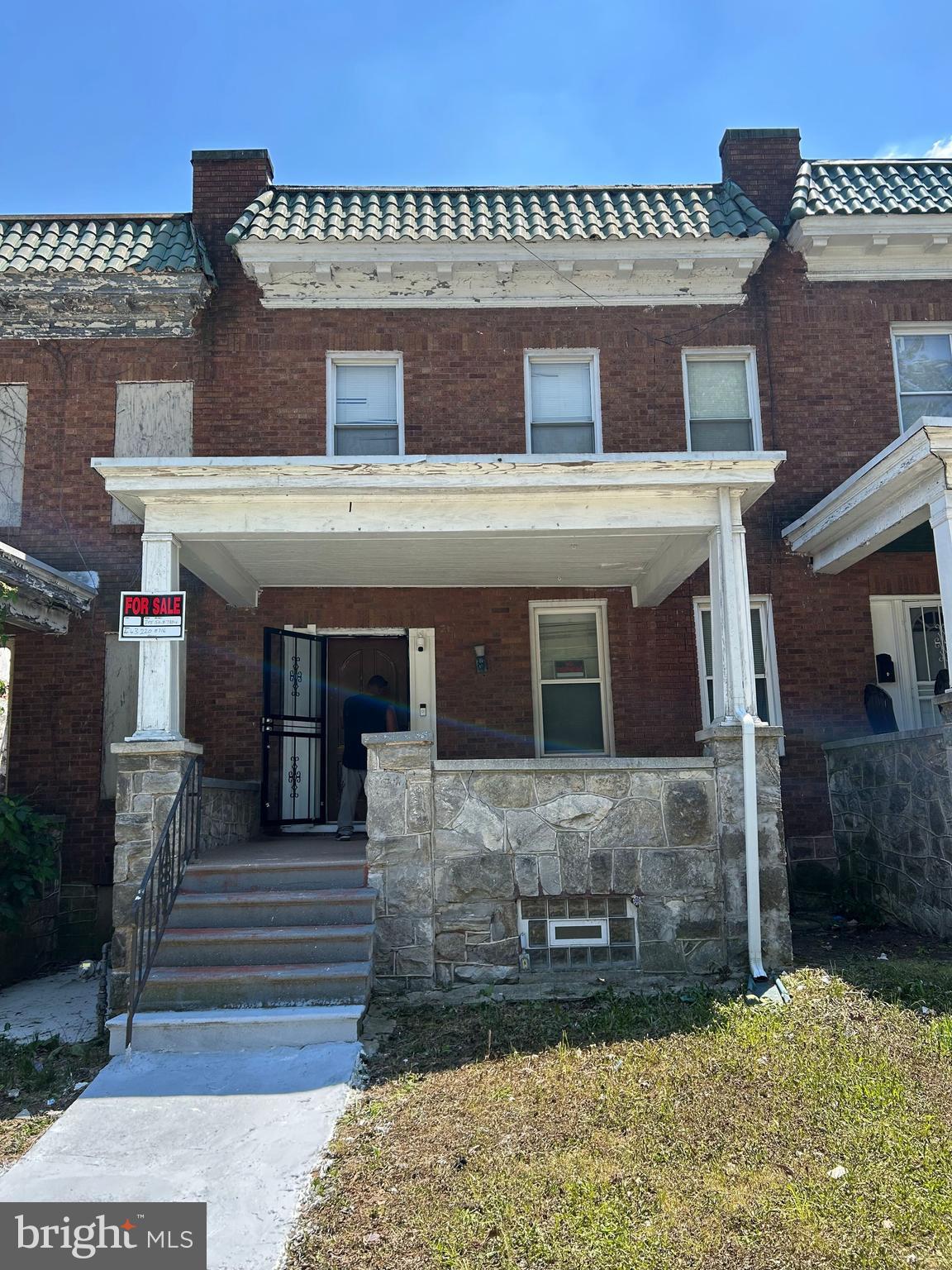 This 4BR 2.5BA has an updated modern kitchen and has 1500+ Sq ft above grade.  One of the largest properties around.  10 Ft ceiling in basement with plenty of room to make into a complete separate BR,  BA and kitchen setup. Large fenced in back yard

Buyer to pay of closings costs, including all transferred docs and stamps. Property sold strictly as is. Realtor to make up paperwork.