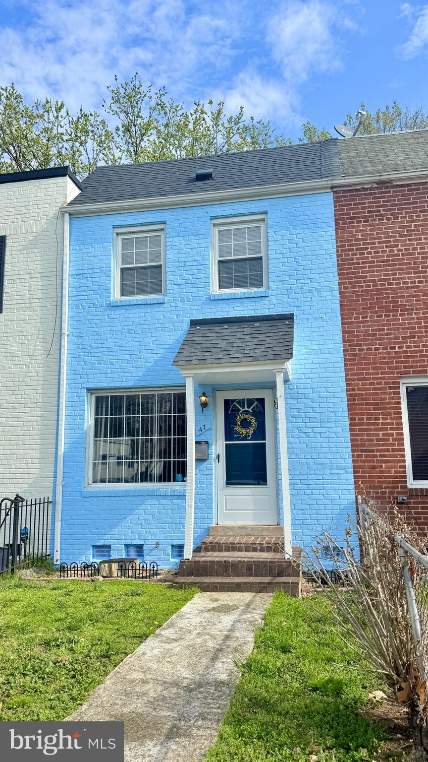 Charming 3 bedroom townhouse located in Del Ray.  Freshly painted.  Great Kitchen with plenty of cabinet space.  Fully-fenced backyard - perfect for entertaining or grilling!  Less than 10 minutes from D.C. and Reagan National Airport.  Located very close to shopping and restaurants, and right on major commuter routes, you will not find a better place to call home.  Pets allowed on Case by Case basis.