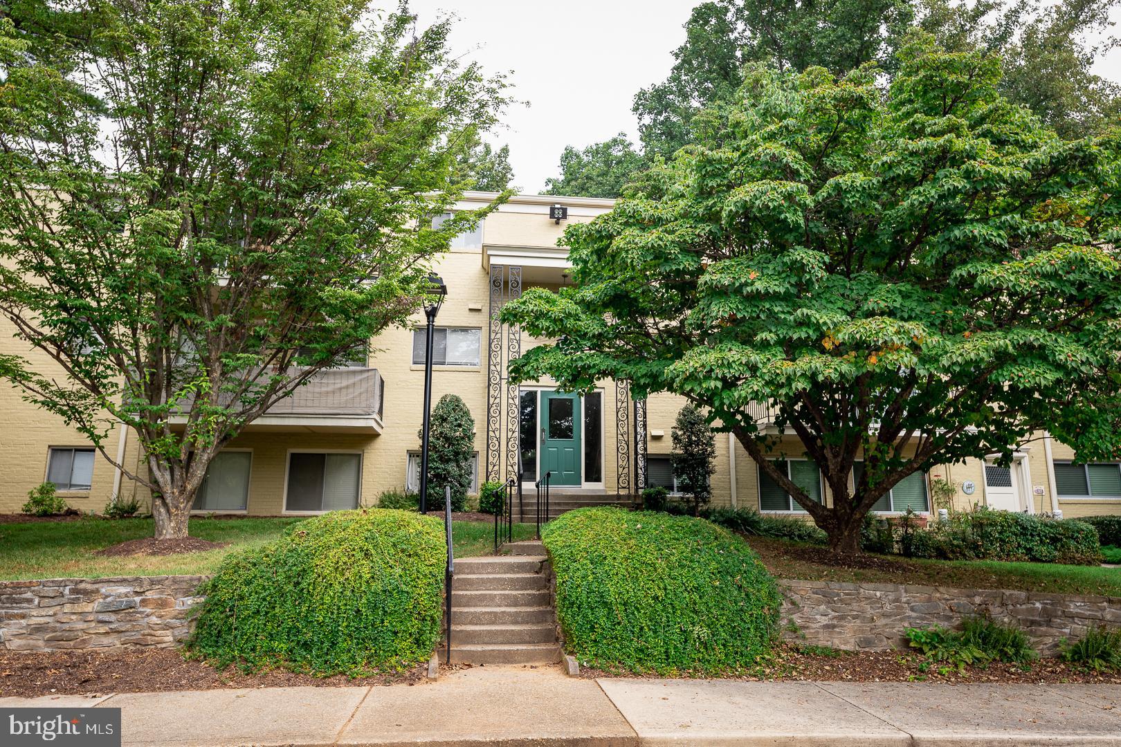 Great one bedroom value! Conveniently located across from the community center and short walk to Metro. Freshly painted and cleaned. Sunny south exposure. Low monthly condo fee includes utilities (heat, ac, gas, electric, w/s) and amenities (pools, tennis courts, ballfield, picnic area, playground, clubhouses). 
Parkside is a hidden treasure in Bethesda. Surrounded by park. Steps to Metro and Strathmore Music and Arts.  Walk or bike in Rock Creek Park. Walk to Garrett Park which offers an elementary school, a MARC train station with service  to Union Station, a Black's restaurant, a post office, a farmer's market and more!
Hop right on the  beltway(I-495) or I-270.  Near NIH, Walter Reed Bethesda Medical, White Flint Whole Foods,  Pike and Rose, and downtown  DC in minutes by Metro.
*** open Sunday 9/11 from 2pm to 4pm ***