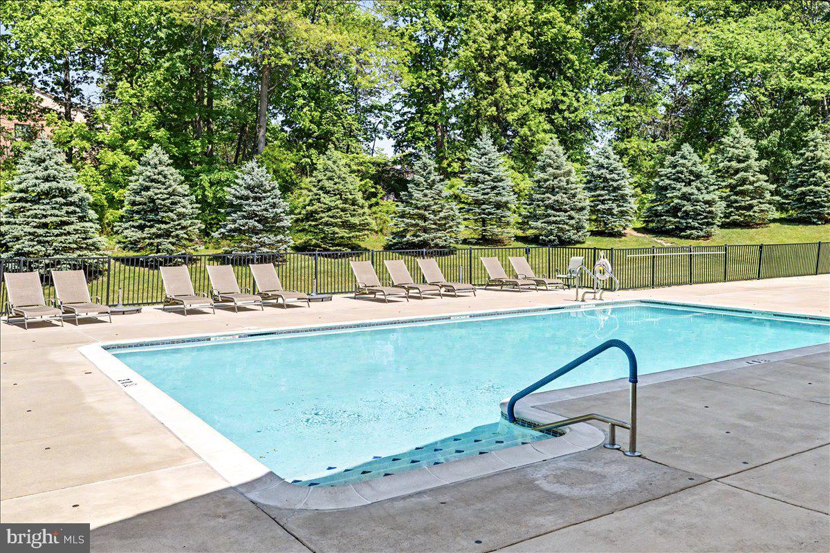 MERIDIAN VALLEY SQ - Residential