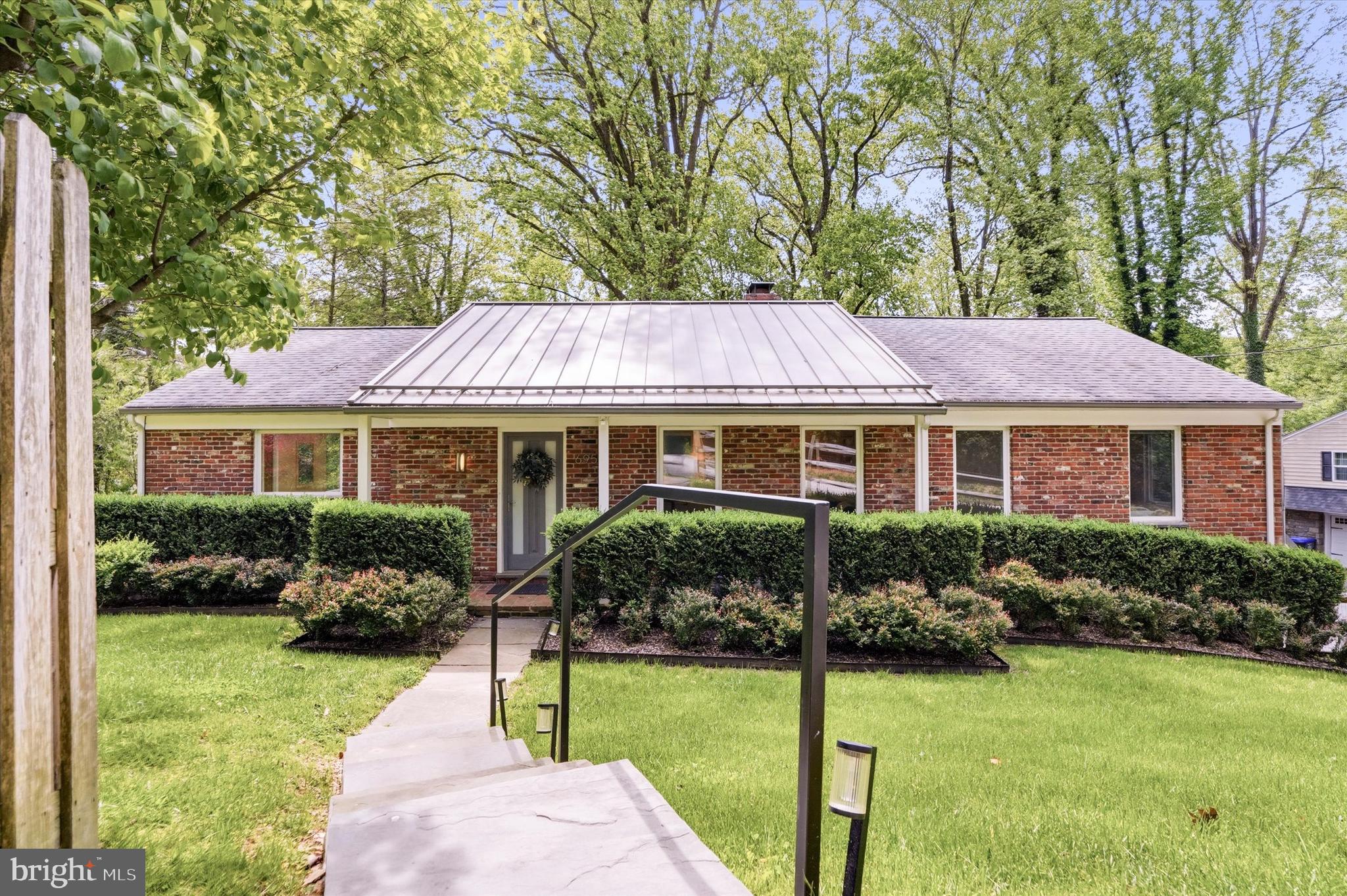COLONIAL VILLAGE - Residential