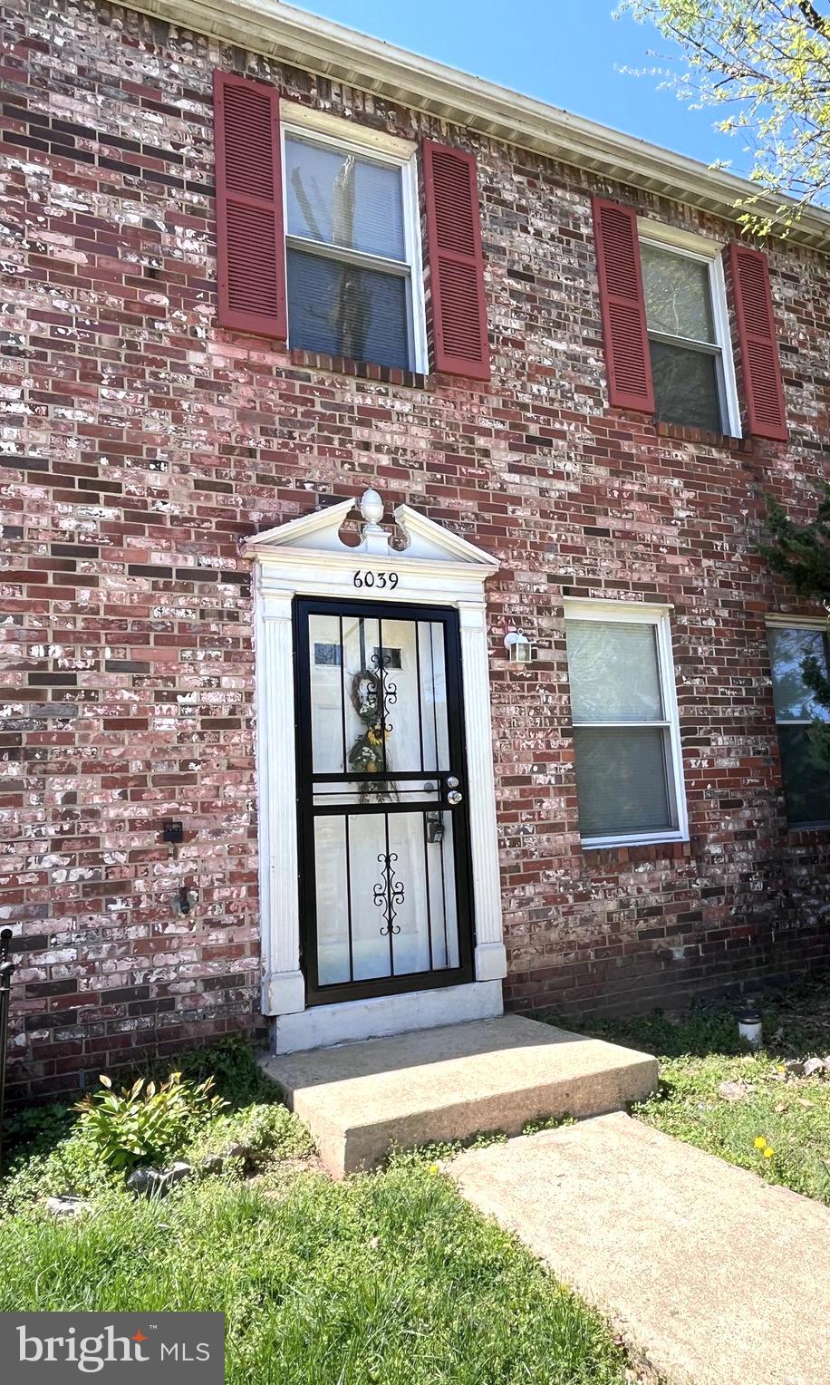 WELCOME TO THIS BRICK FRONT END UNIT TOWN HOME.  FEATURES 3 BEDROOMS AND 2.5 BATHS WITH  FRESH PAINT & NEW PARQUET FLOORS THROUGHOUT.  NEW KITCHEN CABINETS, NEW DBL SIDE FRIDGE/ FRESH PAINT & MOVE IN READY.  LIVING ROOM, SEPARATE DINING ROOM, KITCHEN, BONUS ROOM ,  WASHER / DRYER AND POWDER ROOM ALL ON MAIN LEVEL. REAR PATIO FOR SUMMER GRILLING , ATTACHED AND SPACIOUS STORAGE SHED WITH SHELVES.   CONVENIENTLY LOCATED NEAR SHOPS,  RESTAURANTS, MGM, NATIONAL HARBOR, TOP GOLF, TANGIER OUTLET. EASY ACCESS TO  WASHINGTON DC,  VIRGINIA & BELTWAY.  TENANT RESPONSIBLE FOR LAWN, ALL UTILITIES AND RENTER'S INSURANCE. APPLY VIA RENT SPREE: https://apply.link/XUgUvj8