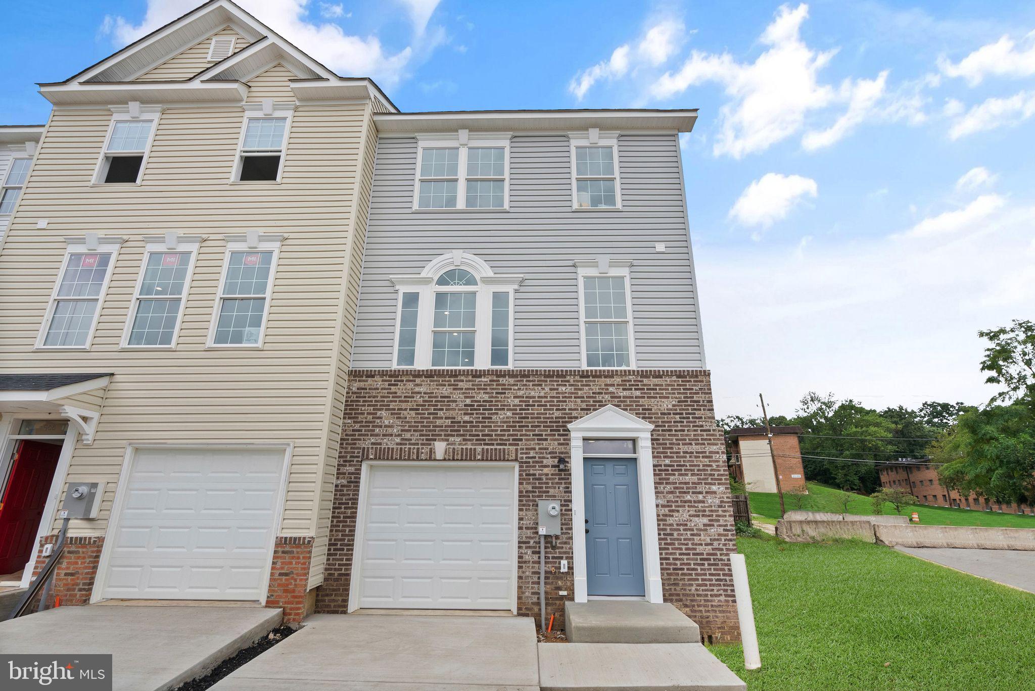 COLUMBIA RUN TOWNHOMES - Residential