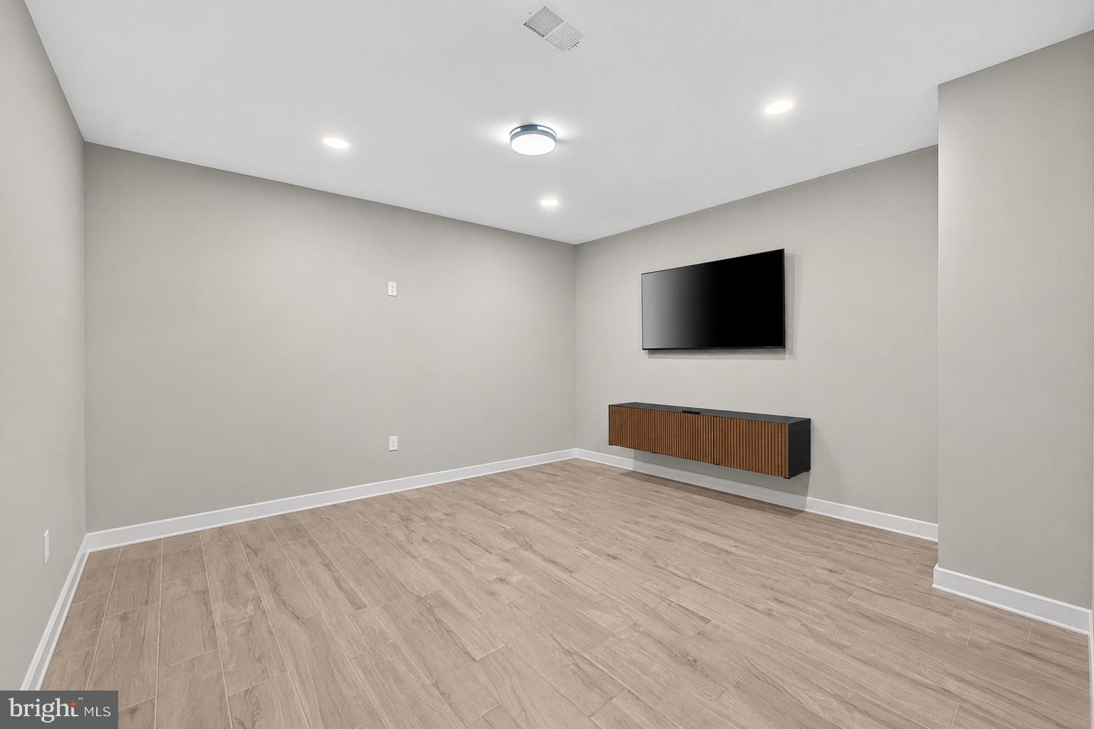 VIENNA WOODS - Residential