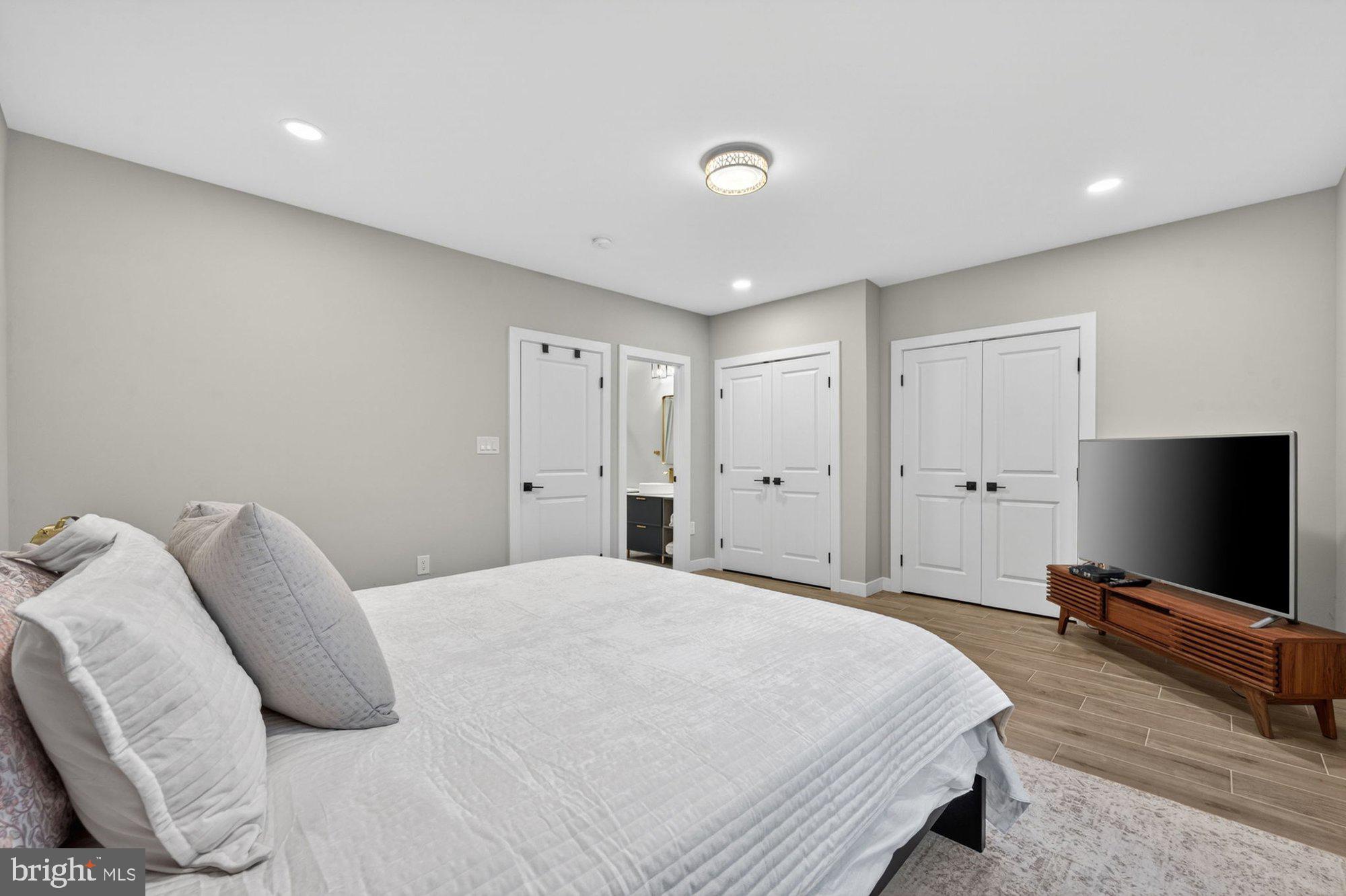 VIENNA WOODS - Residential
