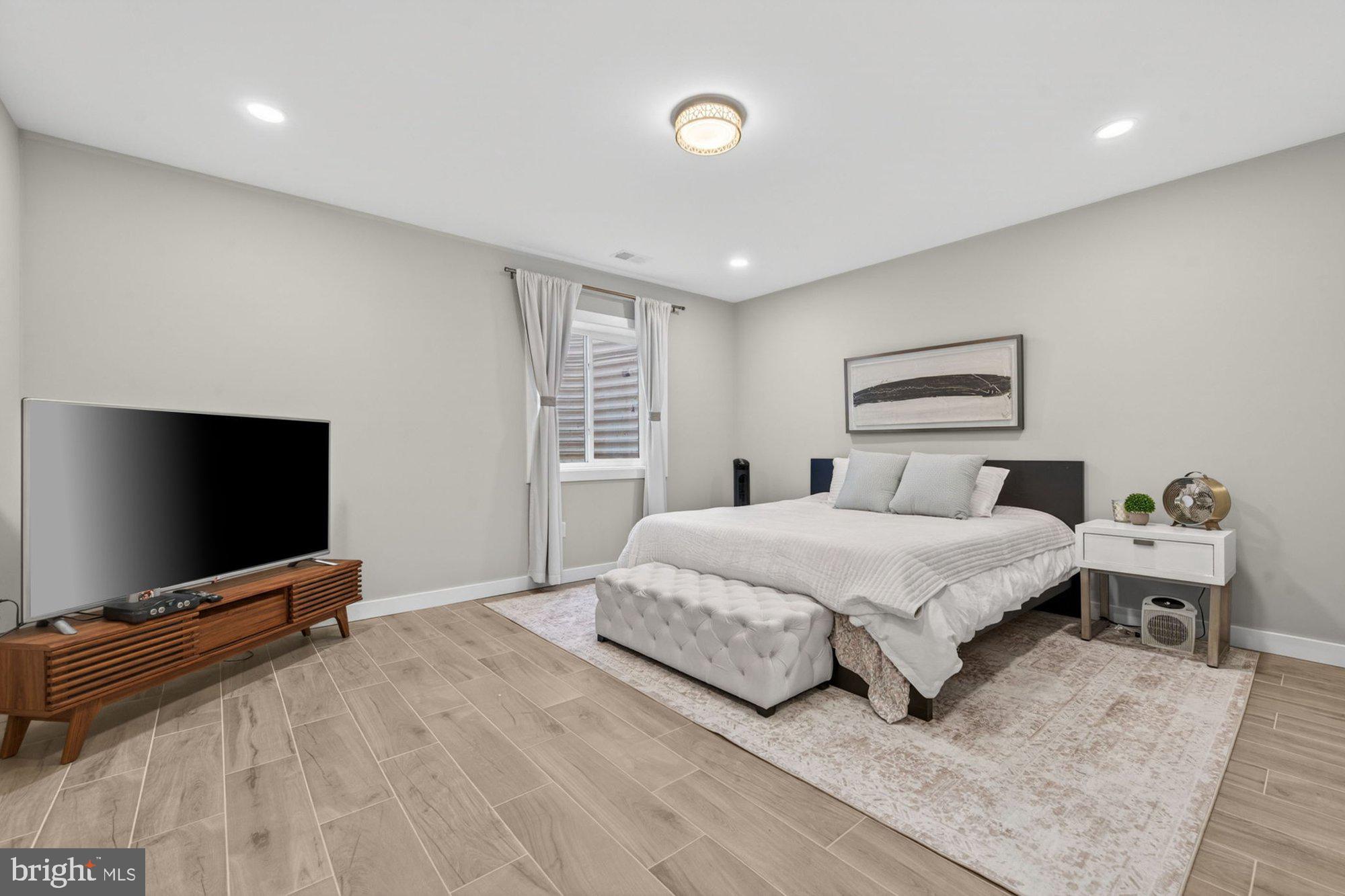 VIENNA WOODS - Residential