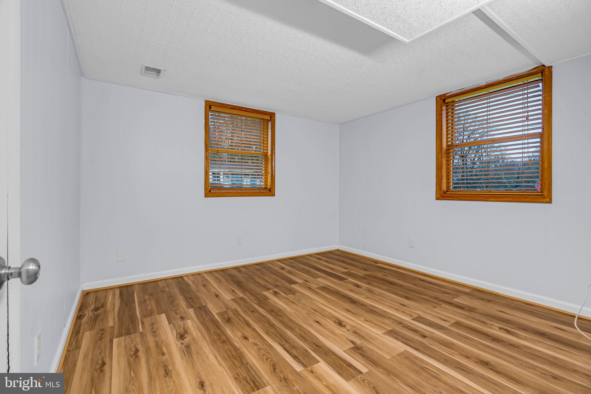 VIENNA WOODS - Residential Lease