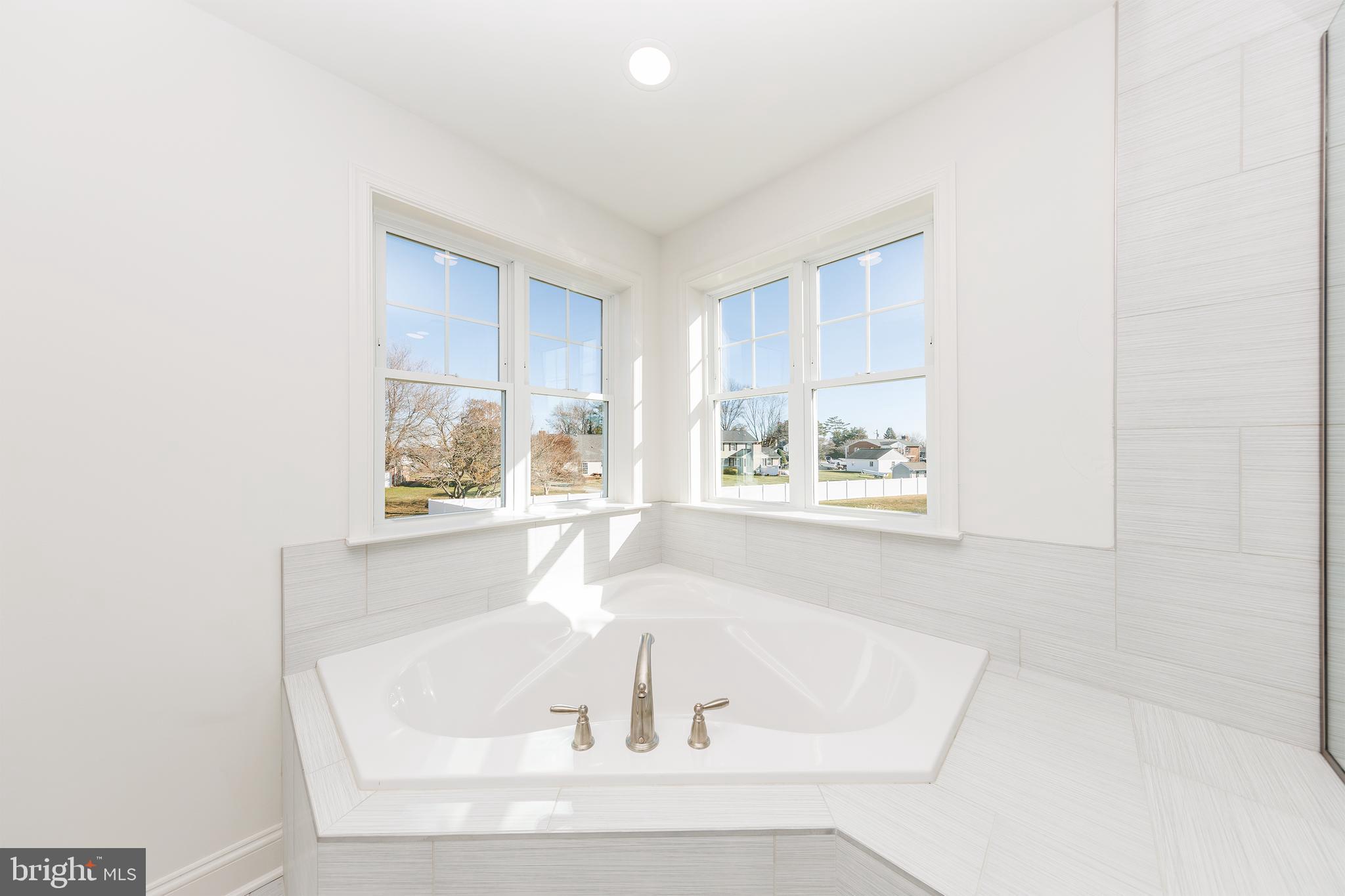 QUEEN ANNE COLONY - Residential