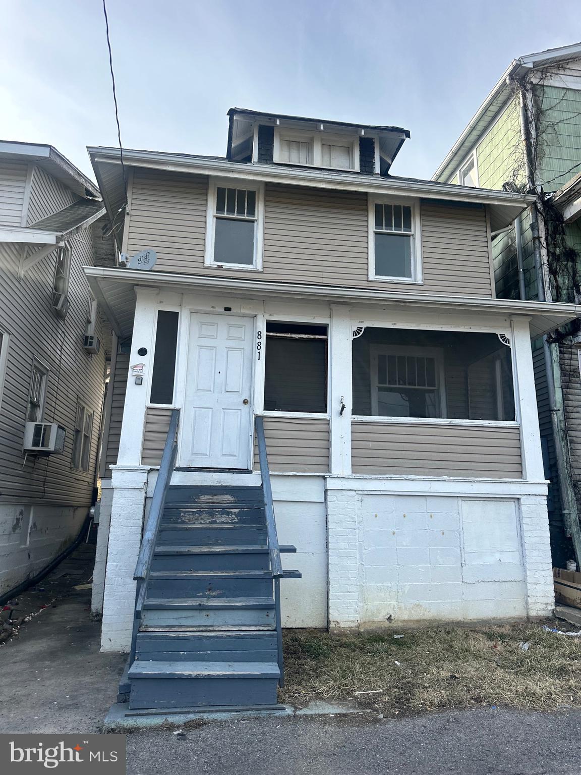 !!INVESTOR ALERT!!
Seller would like to sell 9 properties for $350,000 as an investment portfolio.  Four units are currently rented for $2,700 in monthly rental income! 
The portfolio includes 5 single family homes, 3 Duplex, and 1 Triplex.

881 Patterson is a single family home with 3 bedrooms/1 bath and a fenced in backyard. There is a enclosed porch on the front as well. It is in need of rehab.