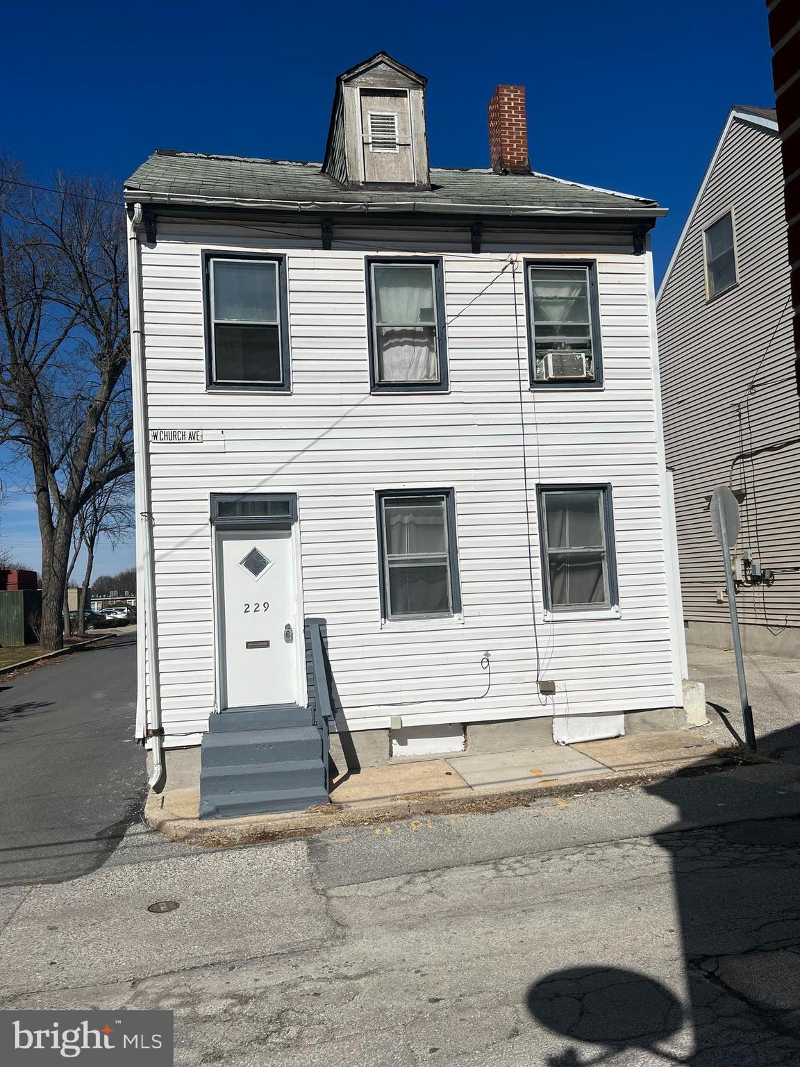 Investor Opportunity!!! Have you thought about adding to your investment portfolio?  Here is your chance to own a detached 3 bed, 1 bath property. Rental income and lease provided upon request. Please don't miss this opportunity to to be a landlord. Contact me for private tours.