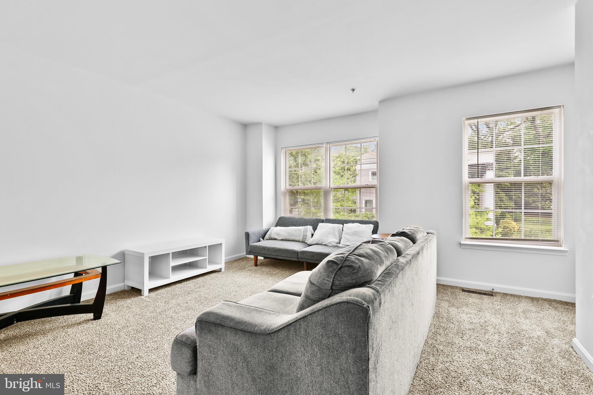 BELVEDERE SQUARE - Residential Income