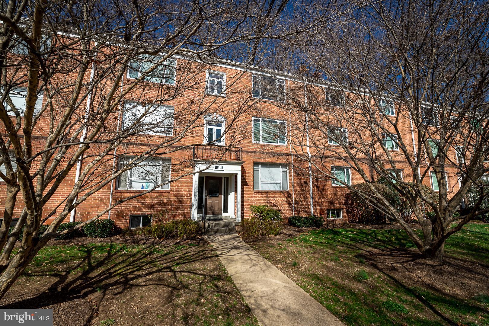 GREAT PRICE FOR A 2 BEDROOM IN BETHESDA THAT INCLUDES UTILITIES (HEAT,AC,ELECTRIC,GAS,W/S, PARKING. AND AMENITIES (P0OLS, TENNIS, BALL FIELD, PLAYGROUND, CLUBHOUSES) LITERALLY STEPS TO THE GROSVENOR METRO STATION.  THERMAL REPLACEMENT WINDOWS. NEAR NIH AND WALTER REED BETHESDA MEDICAL. SORRY.. NO SMOKING. NO PETS.