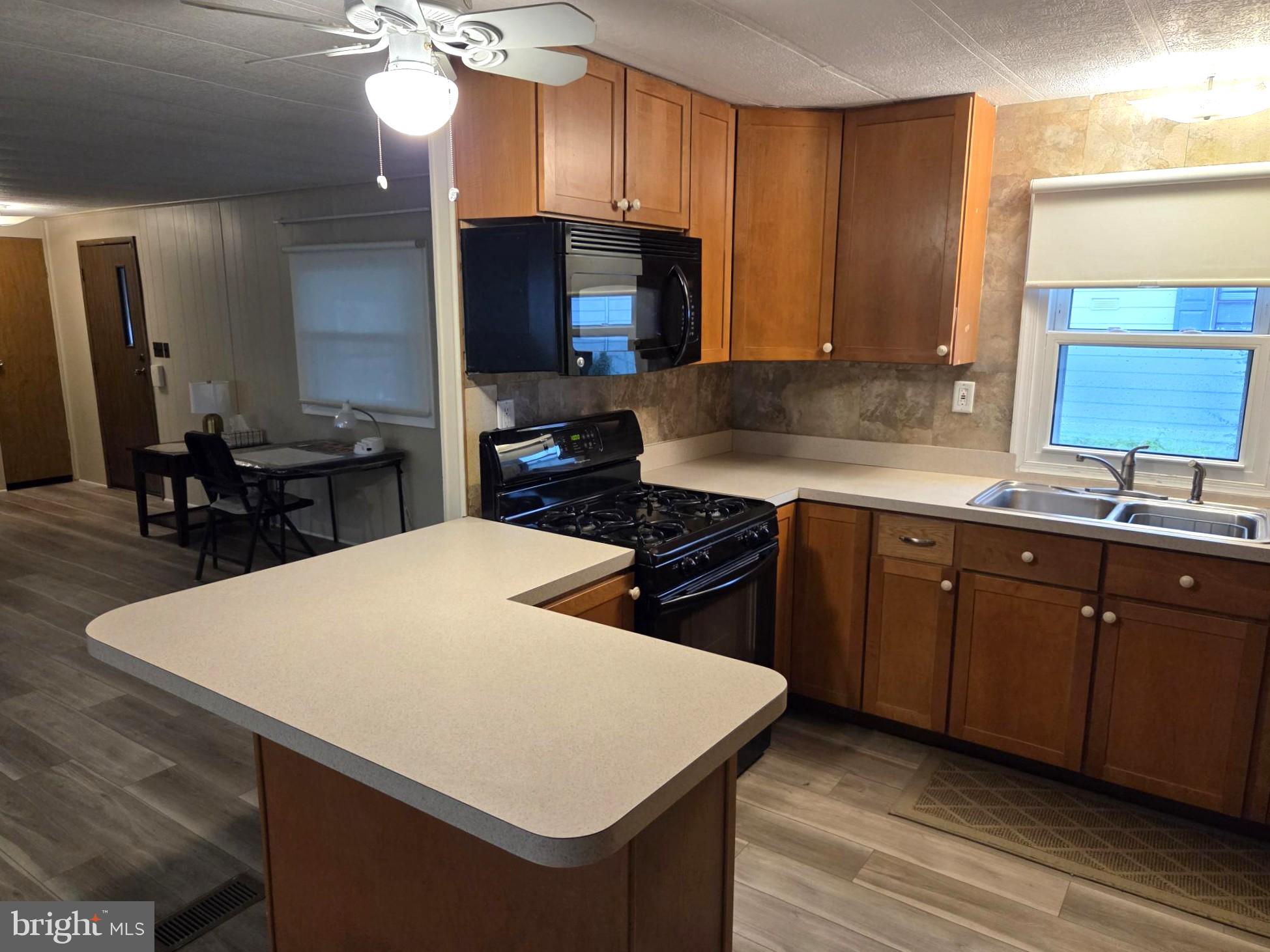 COUNTRY MANOR FARMS - Residential