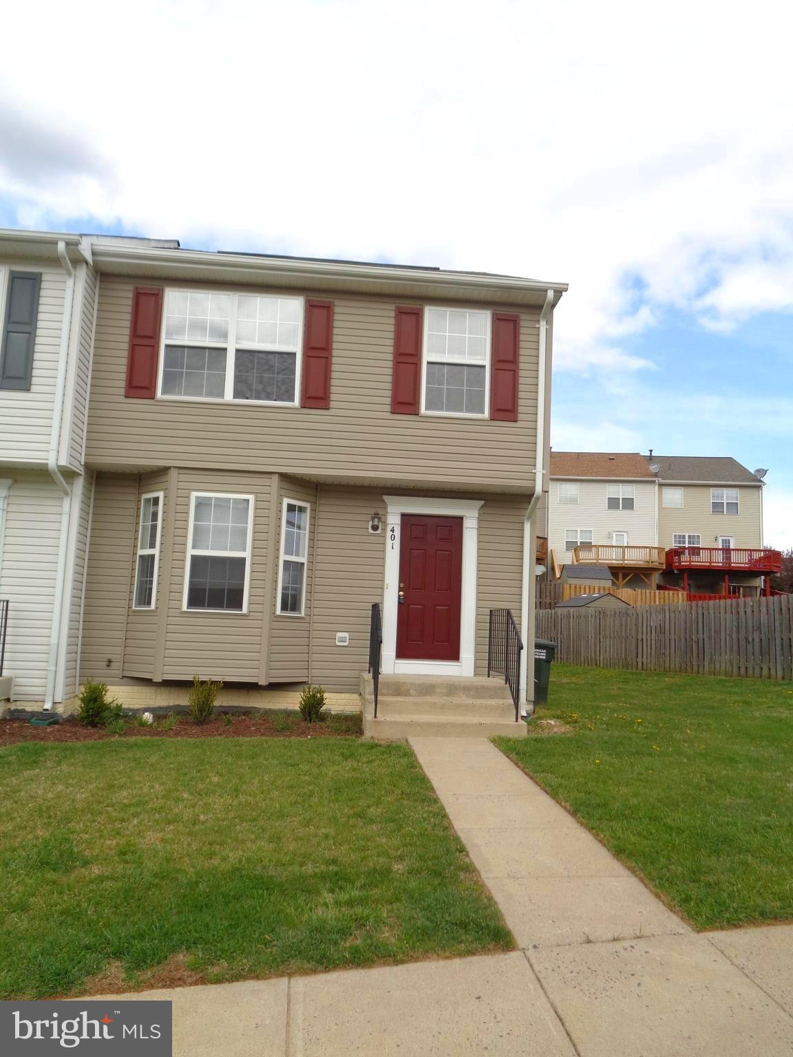 North Stafford - Spacious end unit 3 level townhouse with 3 bedrooms and 4 baths! Convenient location close to I-95 & Quantico! Pets are considered case by case.  Available immediately.