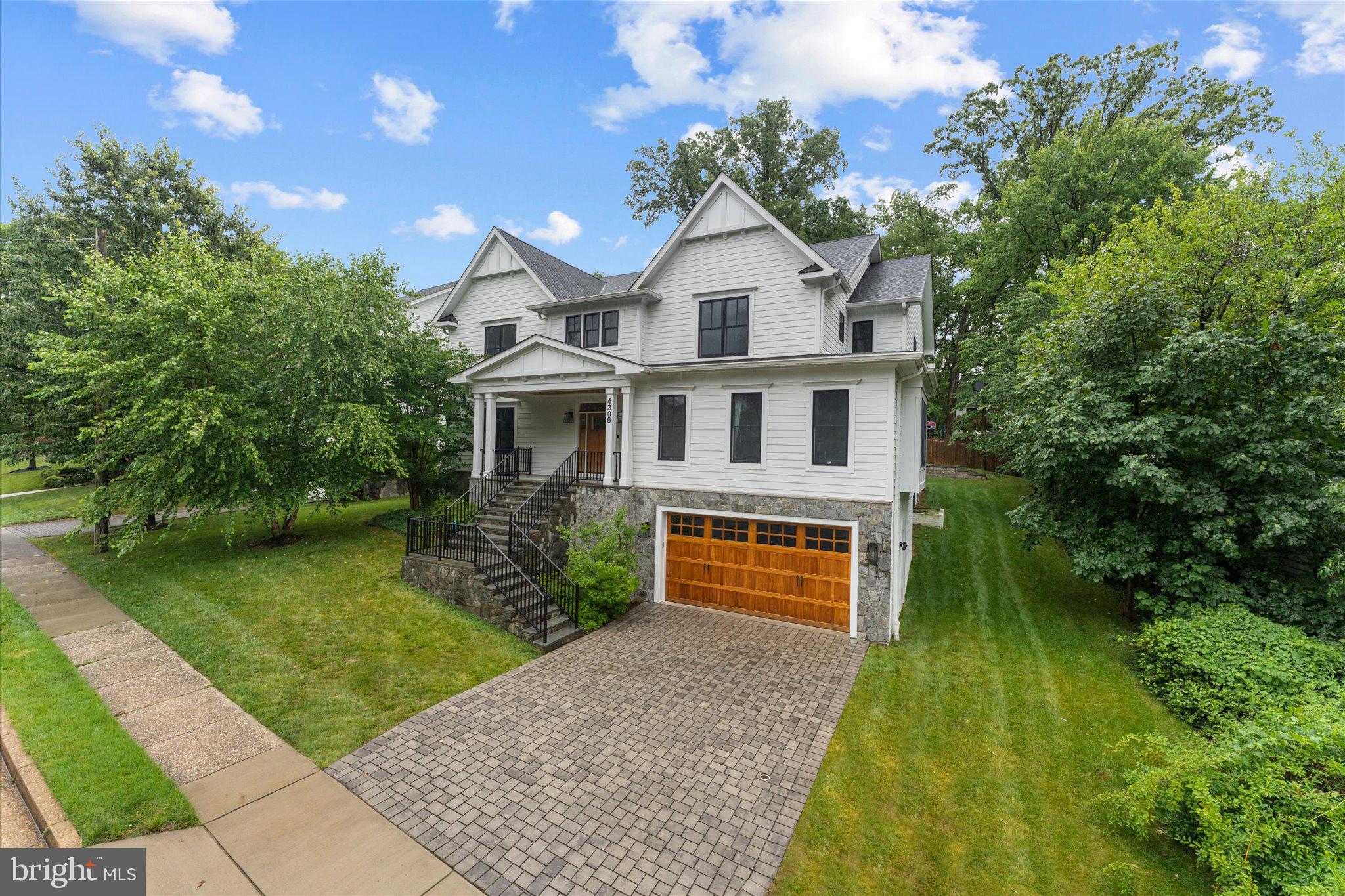 GOLF CLUB MANOR - Residential