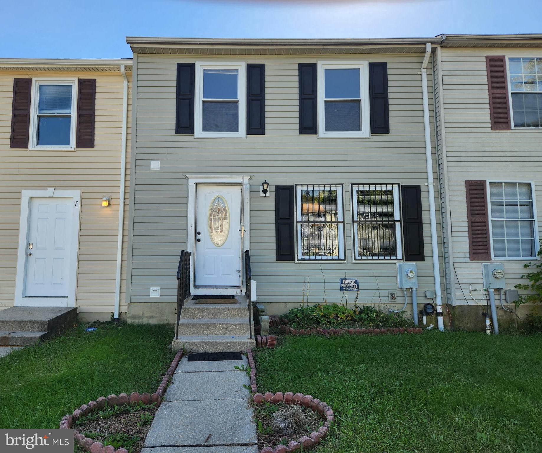 Coming Soon! Ready for is next buyer. 3 levels of living with a fenced backyard. Tentsnt occupied. Tenant is on month to month lease.