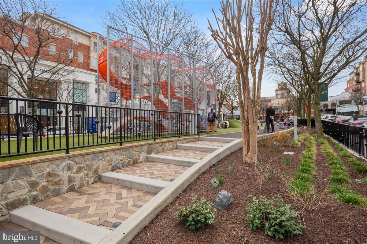 LYON VILLAGE - Residential