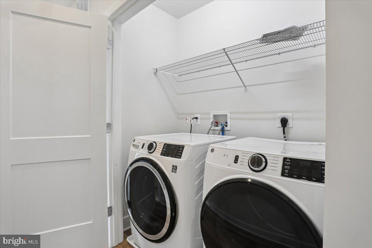 POOLESVILLE - Residential