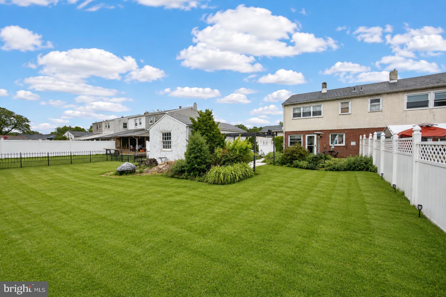 EXECUTIVE HOUSE - Residential