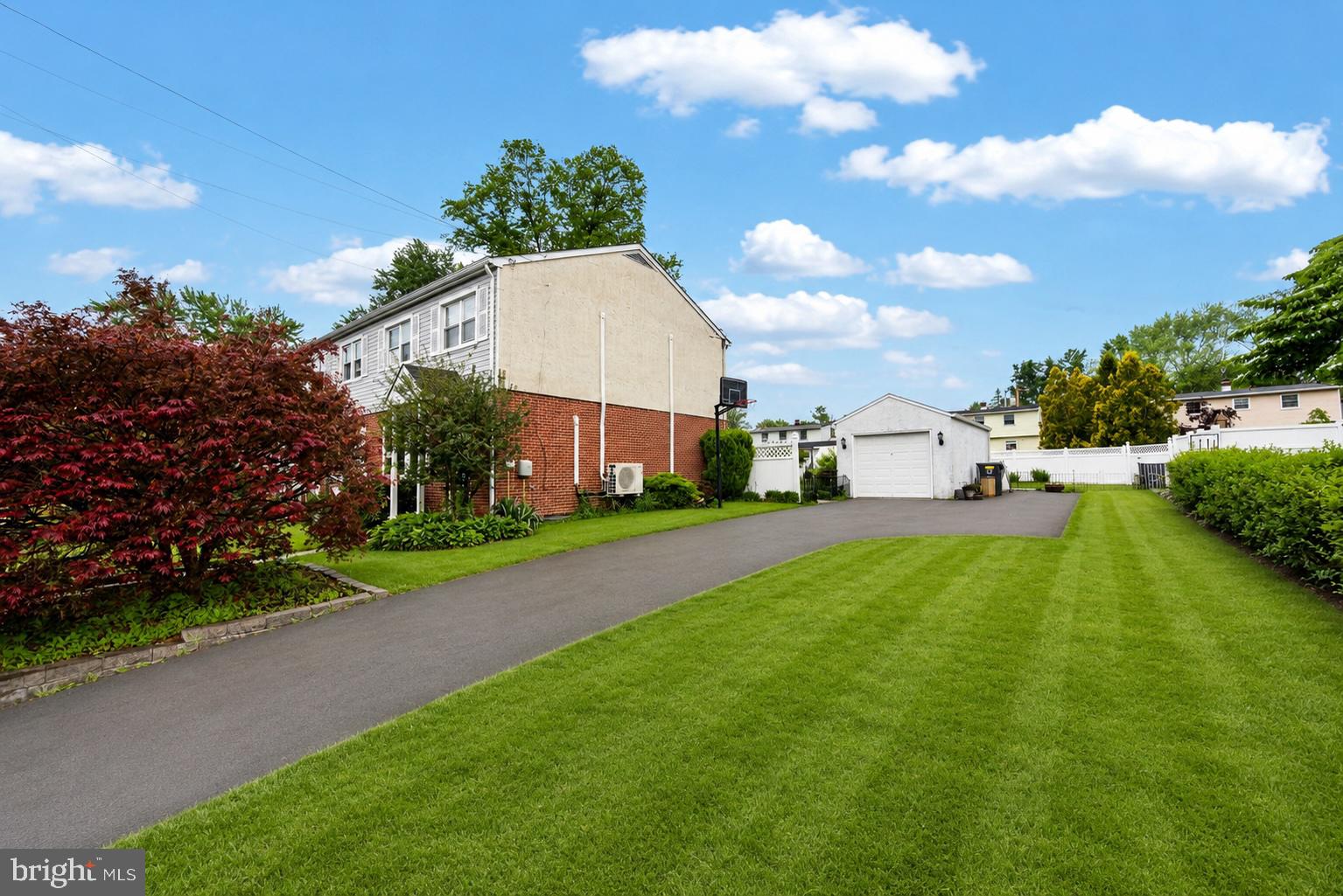 EXECUTIVE HOUSE - Residential