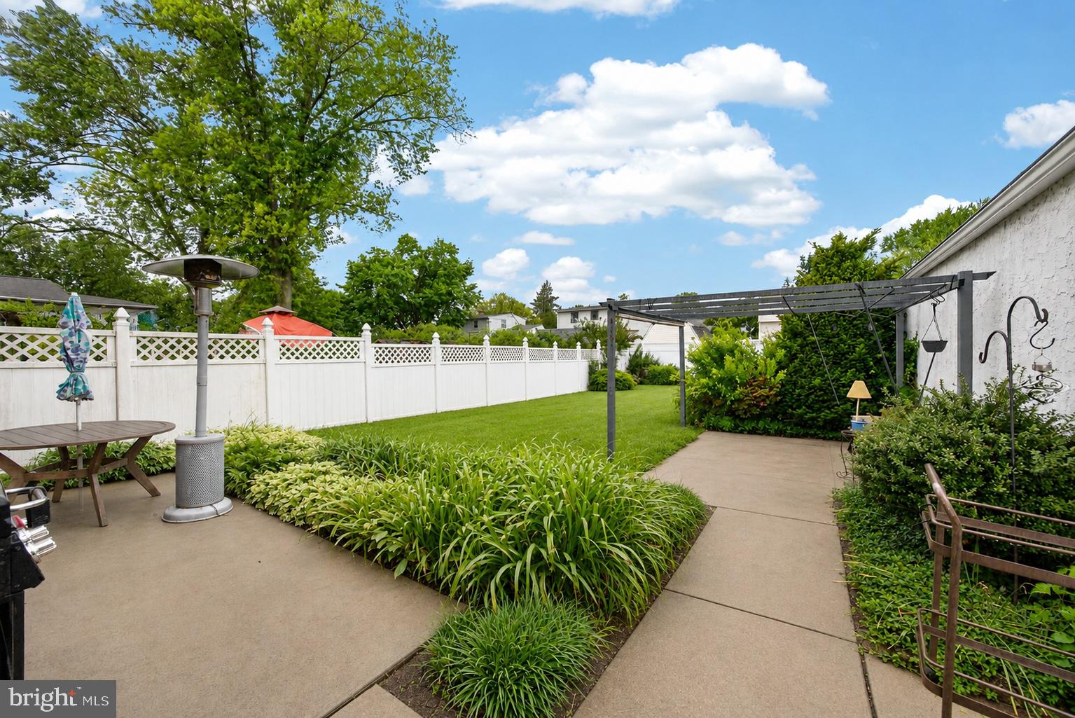 EXECUTIVE HOUSE - Residential