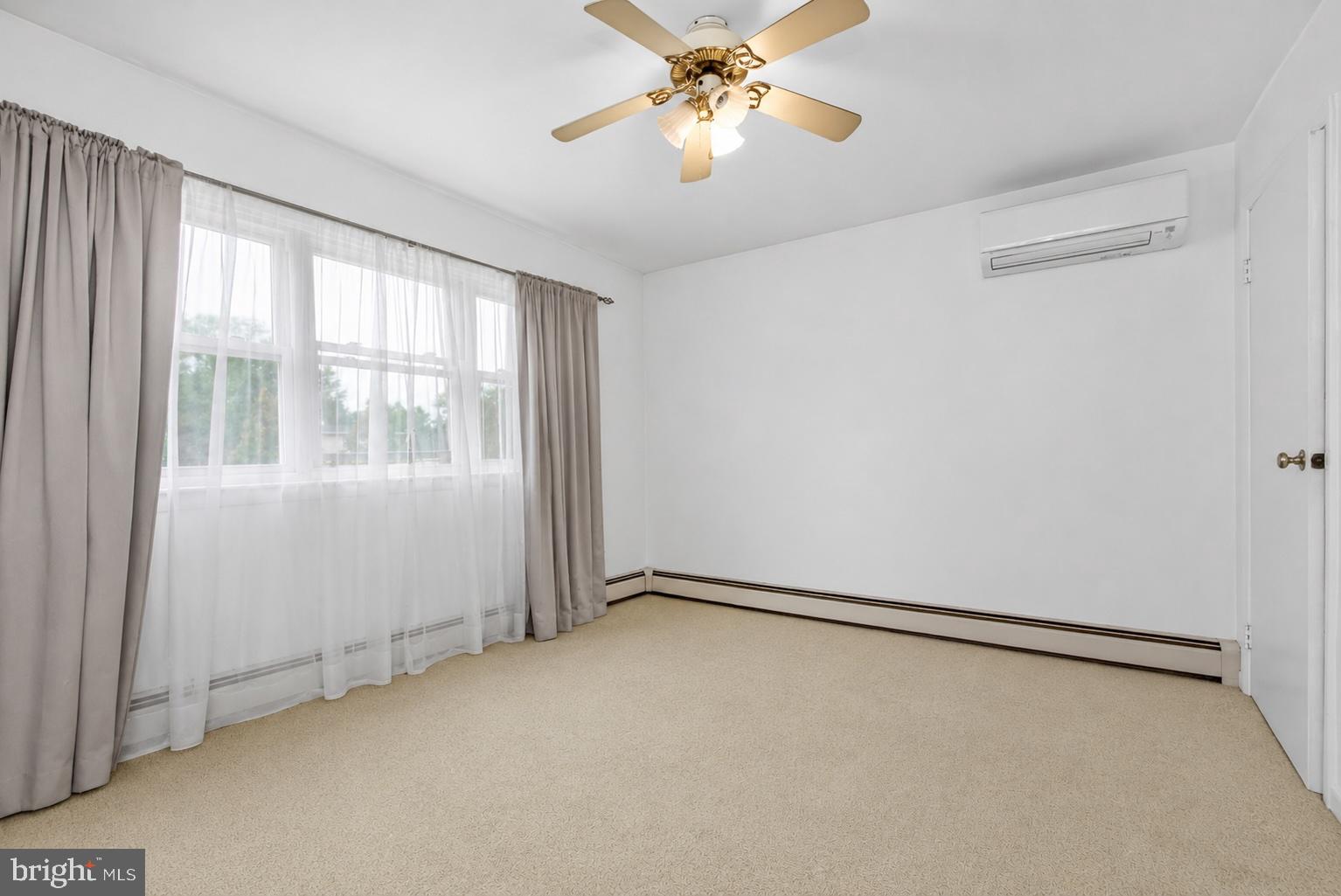 EXECUTIVE HOUSE - Residential