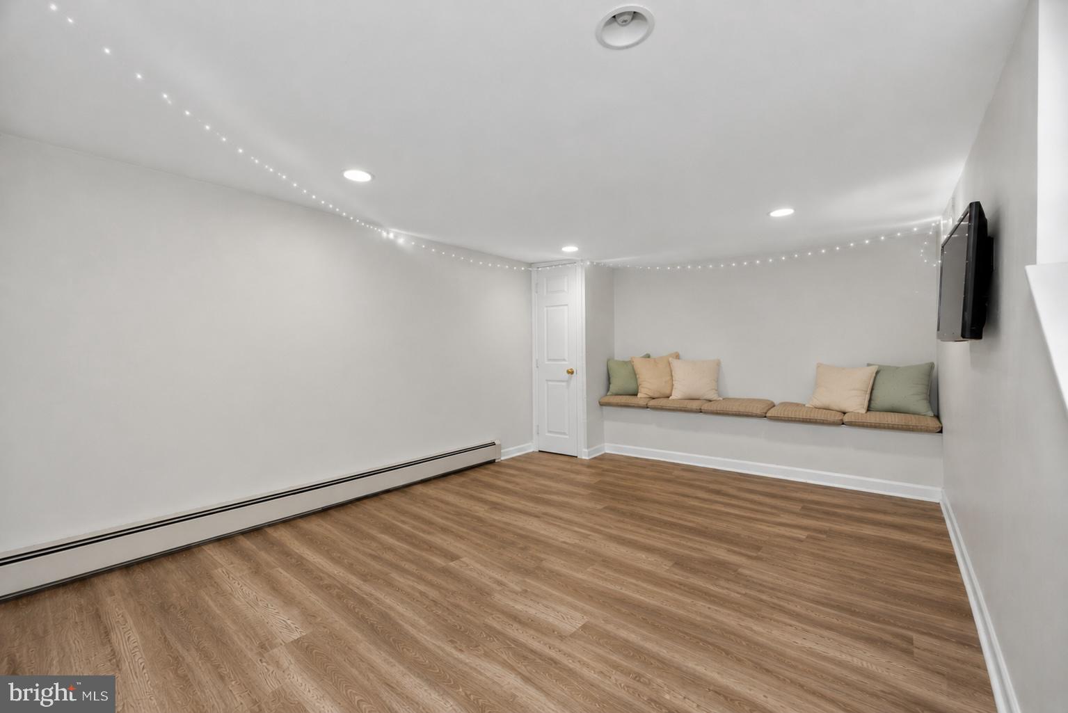 EXECUTIVE HOUSE - Residential