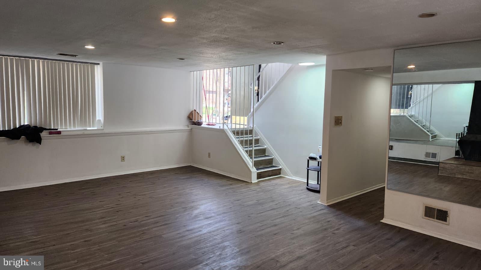 OAKLAND MILLS - Residential