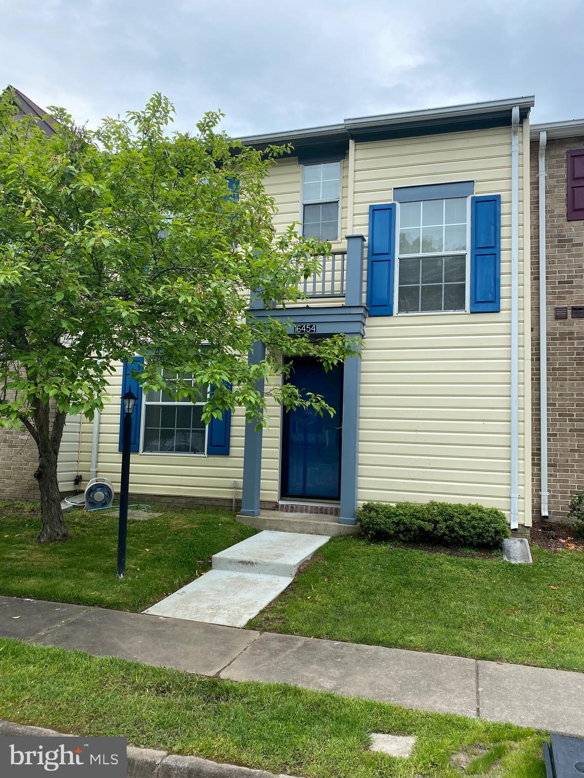 This townhouse is move in ready.  Kitchen features beautiful tall cabinetry, black Corian countertops and
stainless steel appliances. Two master suites upstairs with hardwood floors and private baths. Just minutes
to Dahlgren base, shopping, schools, parks and trails. No pets.  Owner is an active Real Estate Agent licensed in the Commonwealth of Virginia.  Pictures taken prior to current tenant moving in.