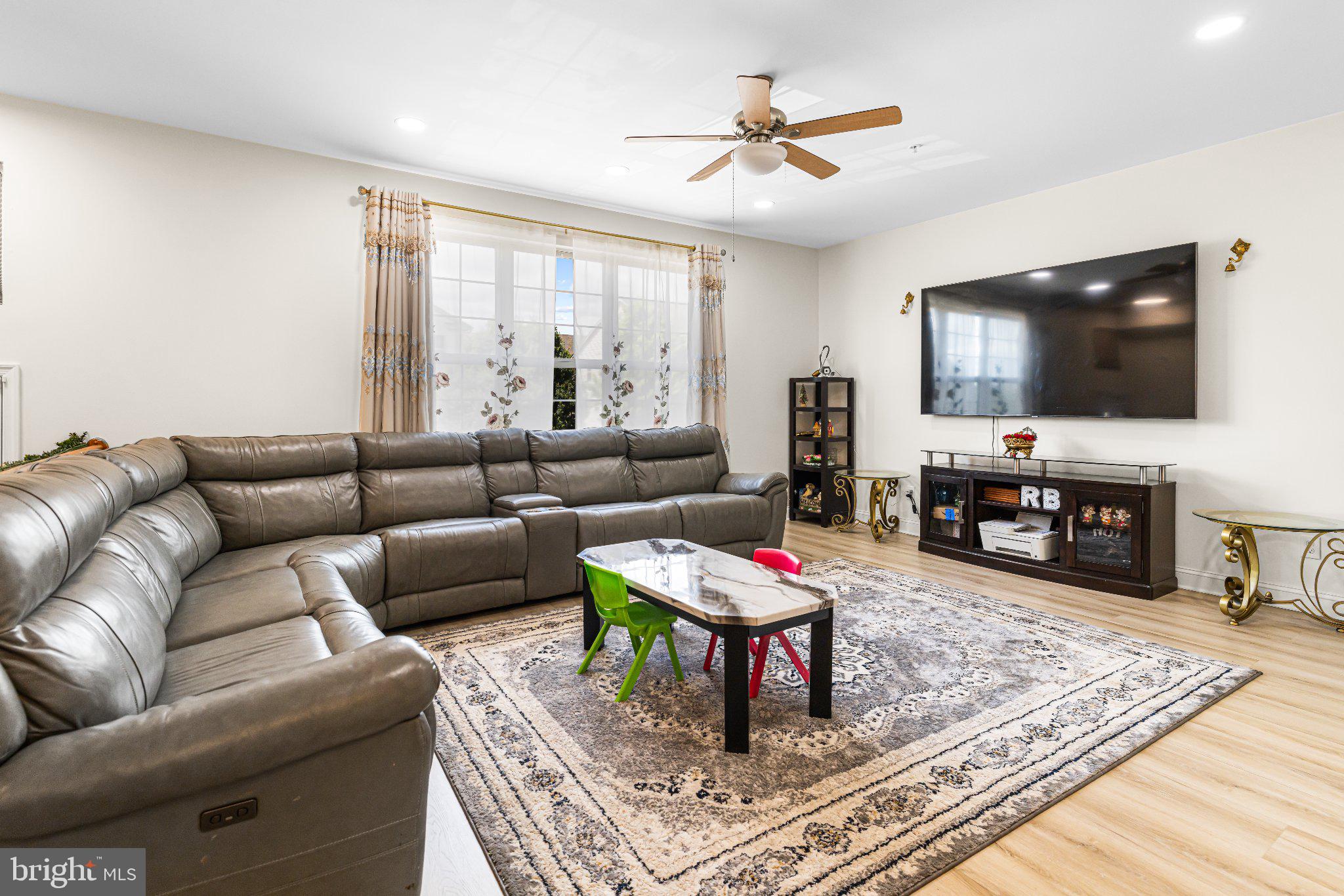 EMERALD WALK - Residential