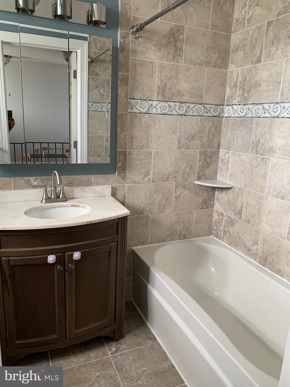 DICKENS SQ - Residential Lease