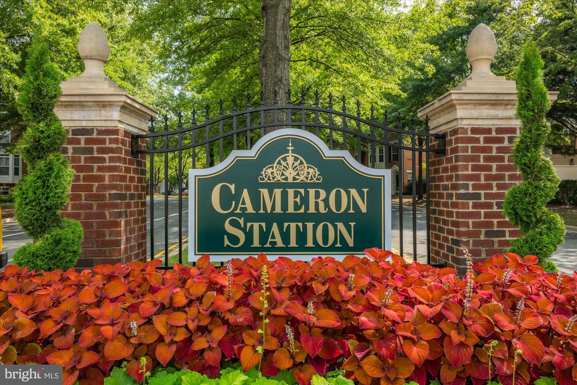 One of the largest models Cameron Station has to offer. Freshly painted, new carpet throughout. Open floor plan with updates throughout.