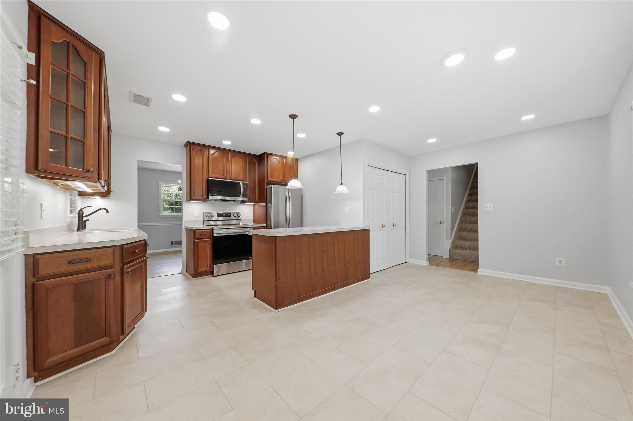 WILLIAMSBURG VILLAGE - Residential